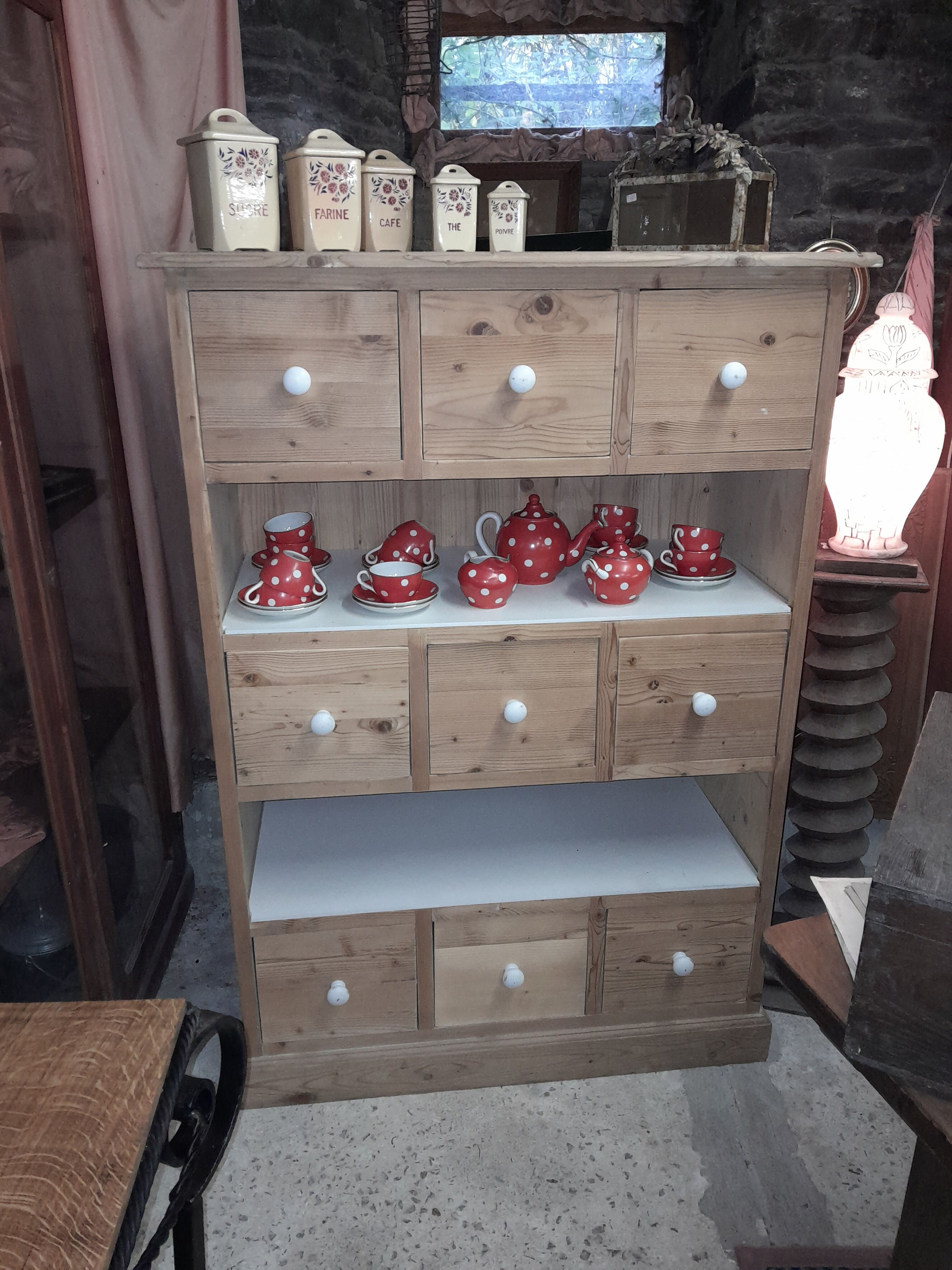 Storage cabinet with drawers