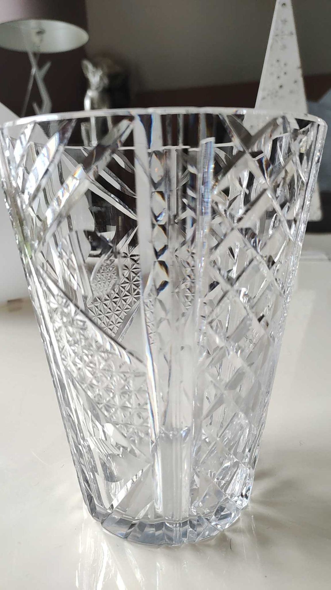 Vintage vase with flared neck in cut crystal - Decorated with geometric patterns / diamond braces