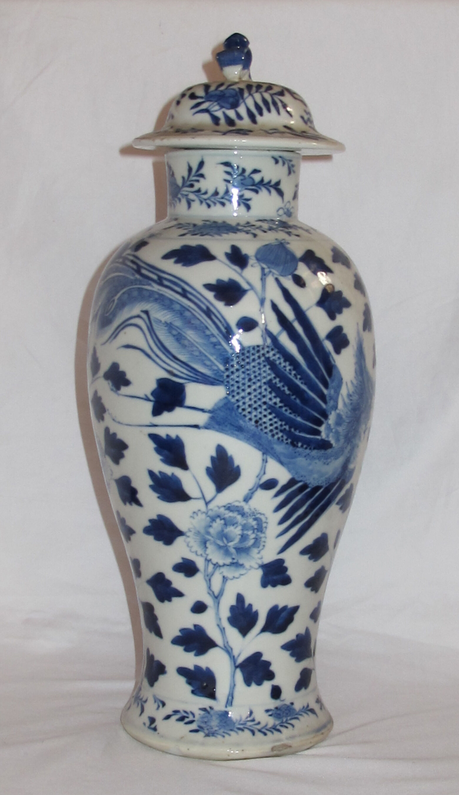 Ancient Chinese white blue potiche