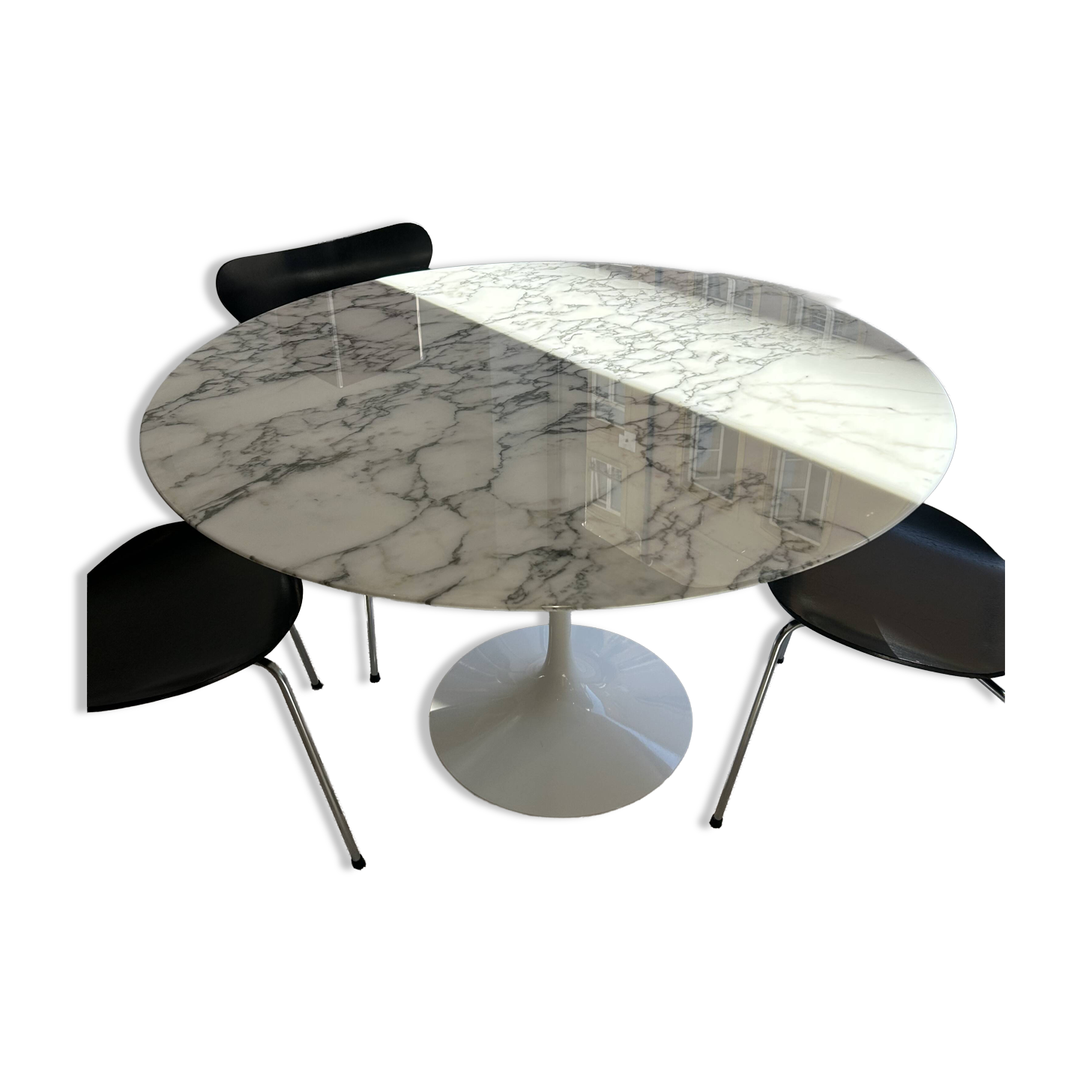 Knoll Tulip Saarinen round table with Arabescato marble