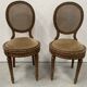 Paire de chaises a médaillons de style Louis XVI en hetre teinté XX siècle