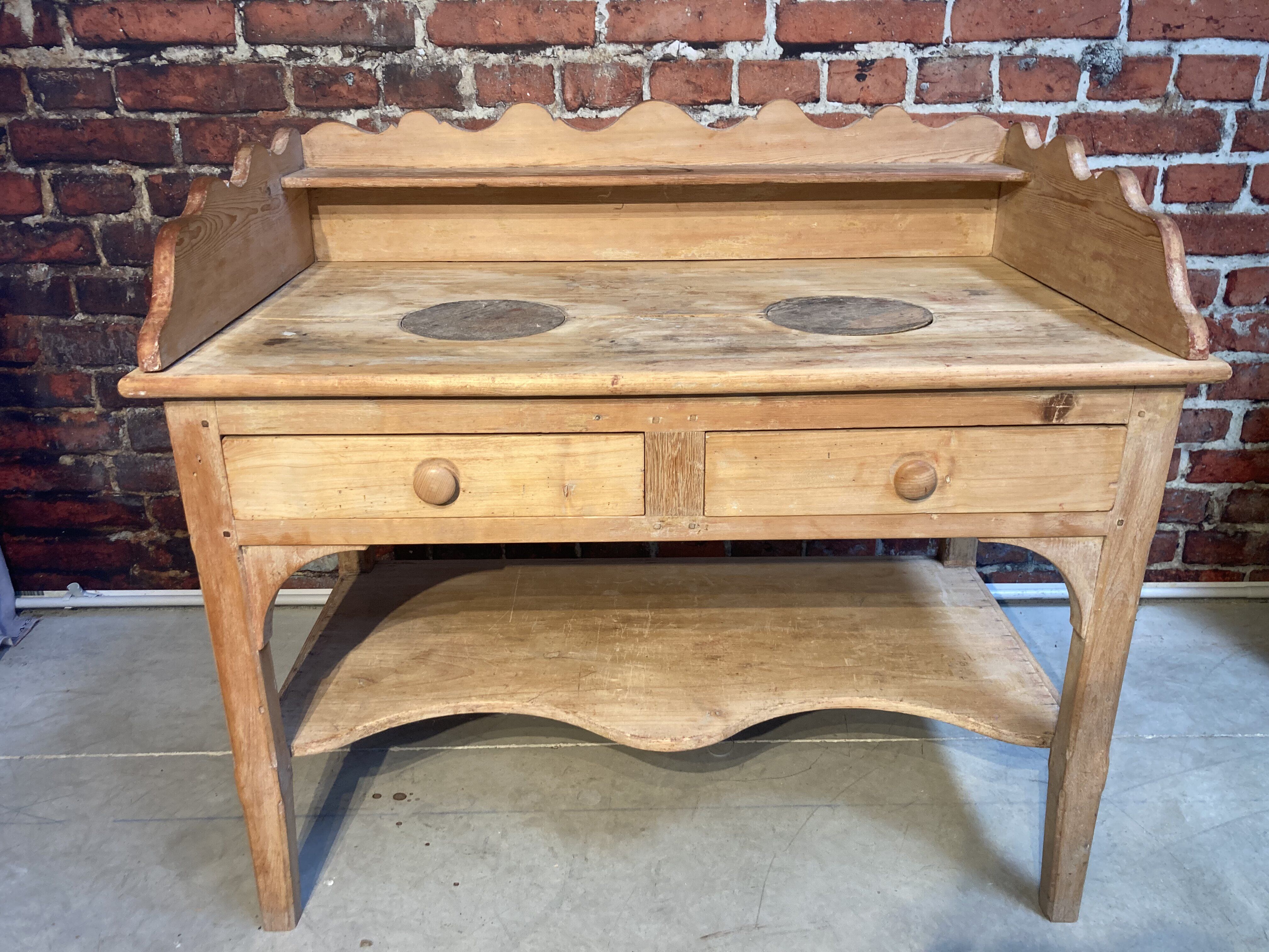 Meuble de toilette ancien en bois brut