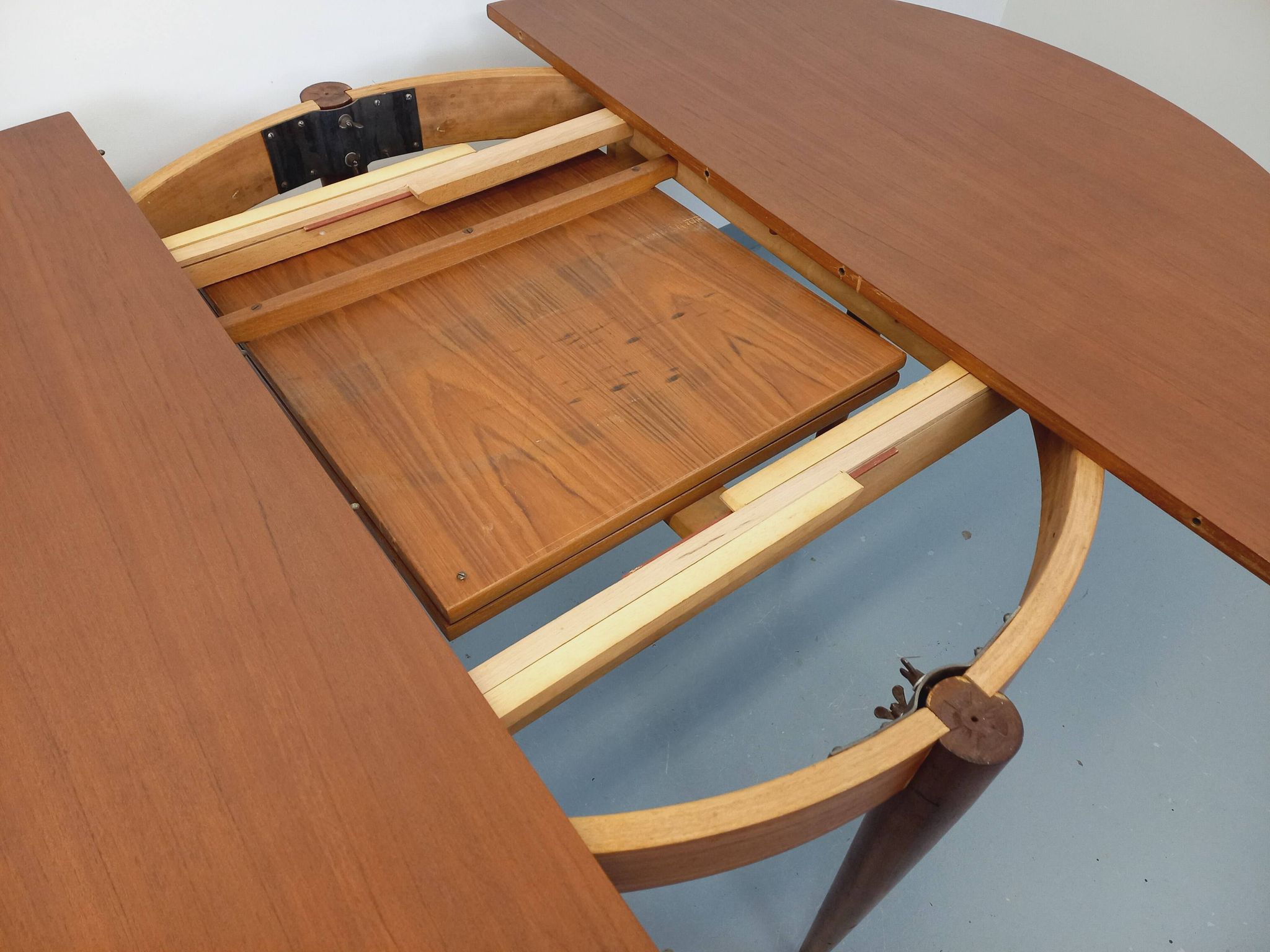 Round dining table in vintage Scandinavian style from the 50s and 60s in teak.