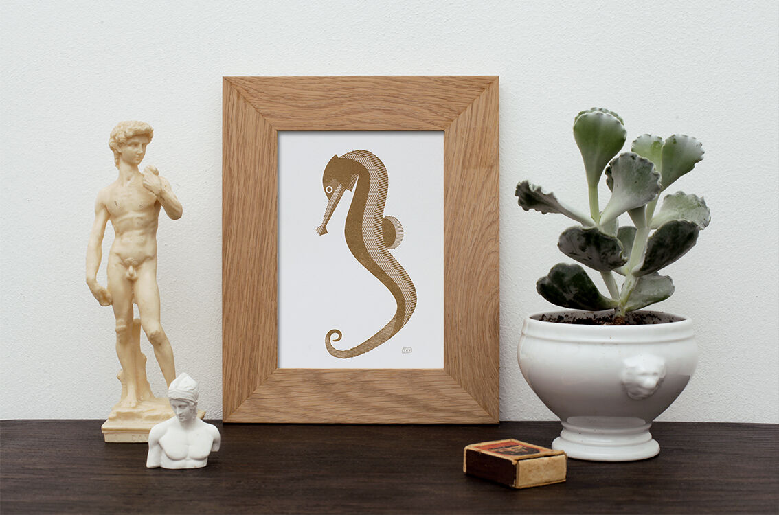 Engraving 1 bronze color dark gold seahorse