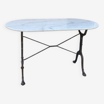 Table bistrot époque XXe plateau marbre piétement fonte couleur bronze et fer forgé riveté