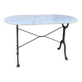 Table bistrot époque XXe plateau marbre piétement fonte couleur bronze et fer forgé riveté