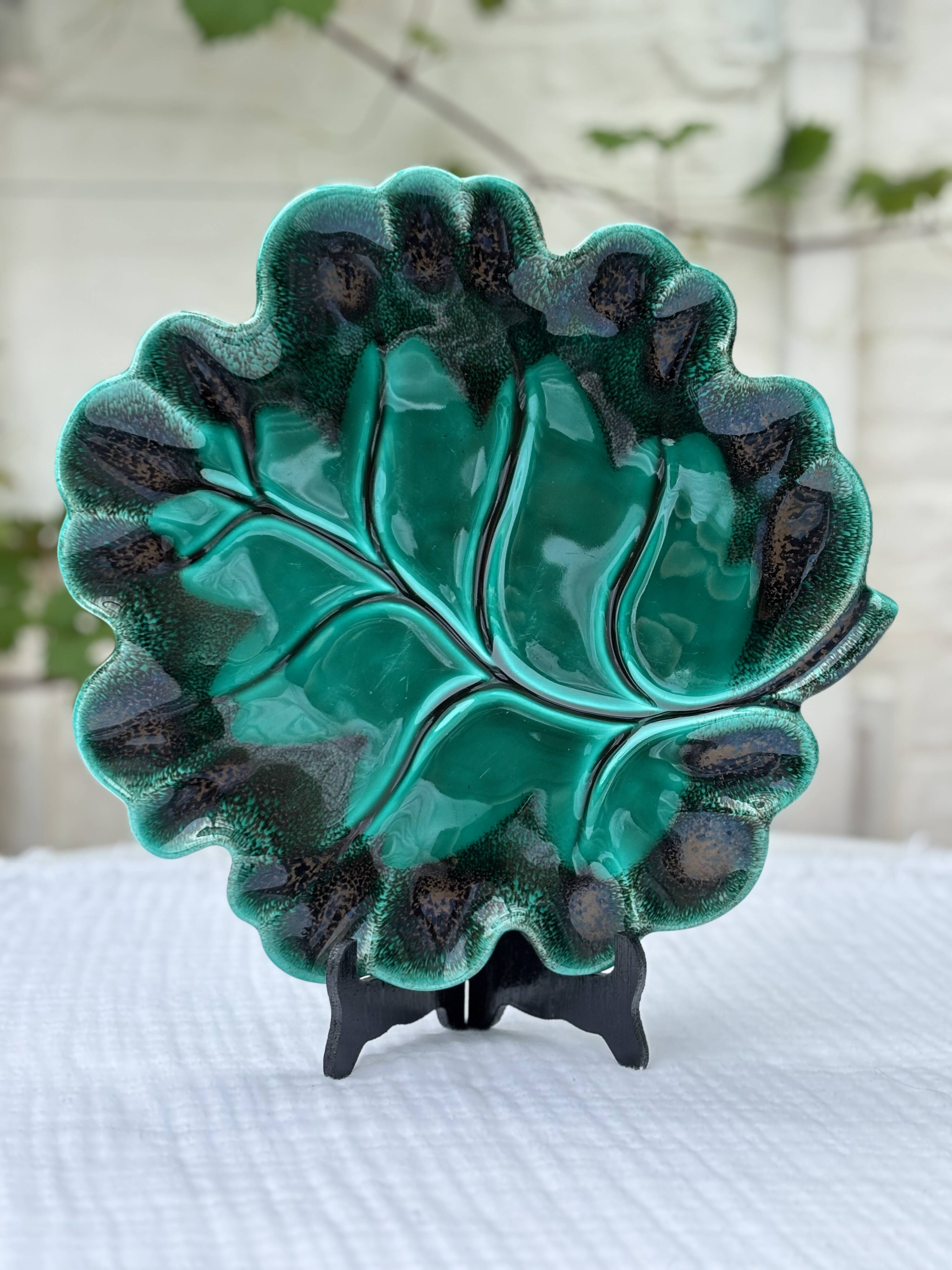 Vintage slip serving dish - Green leaf with black veneered edge