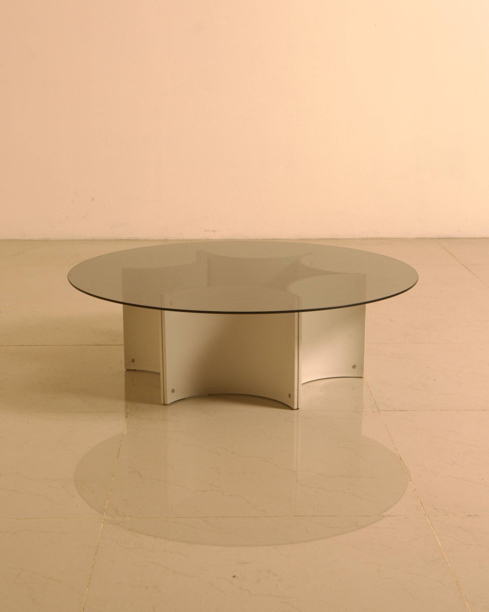 Table basse "Space Age"en piètement étoile et plateau verre fumé 70's