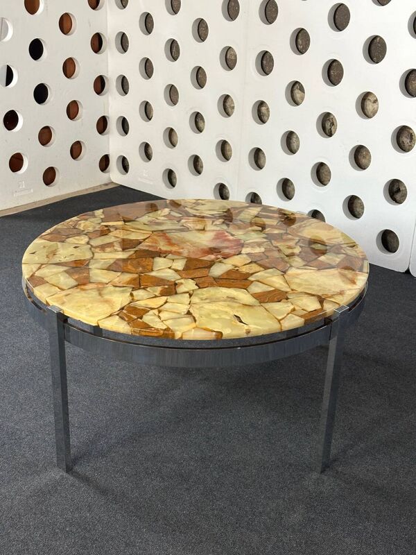 Table basse ronde en résine imitant l'onyx et métal chromé, années 70