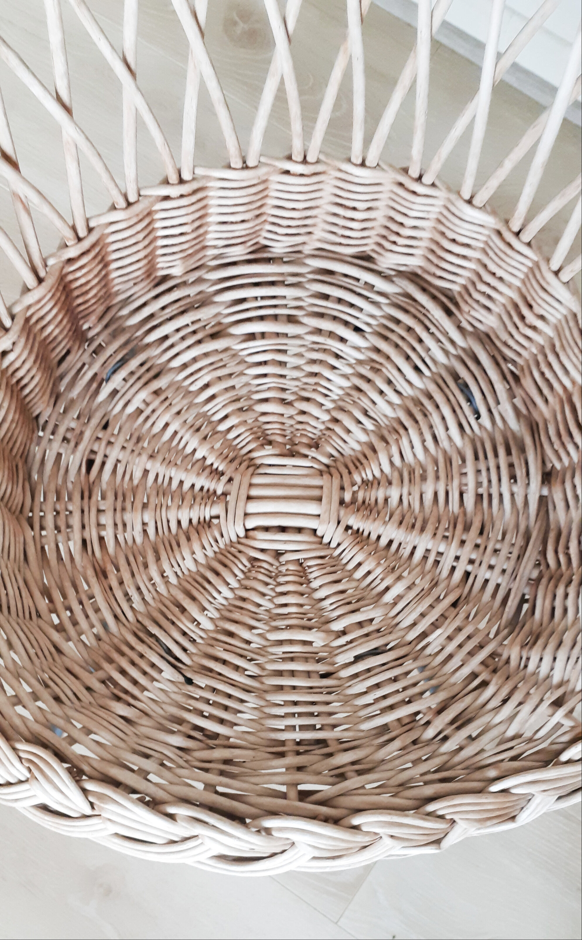 Adult rattan armchair metal feet