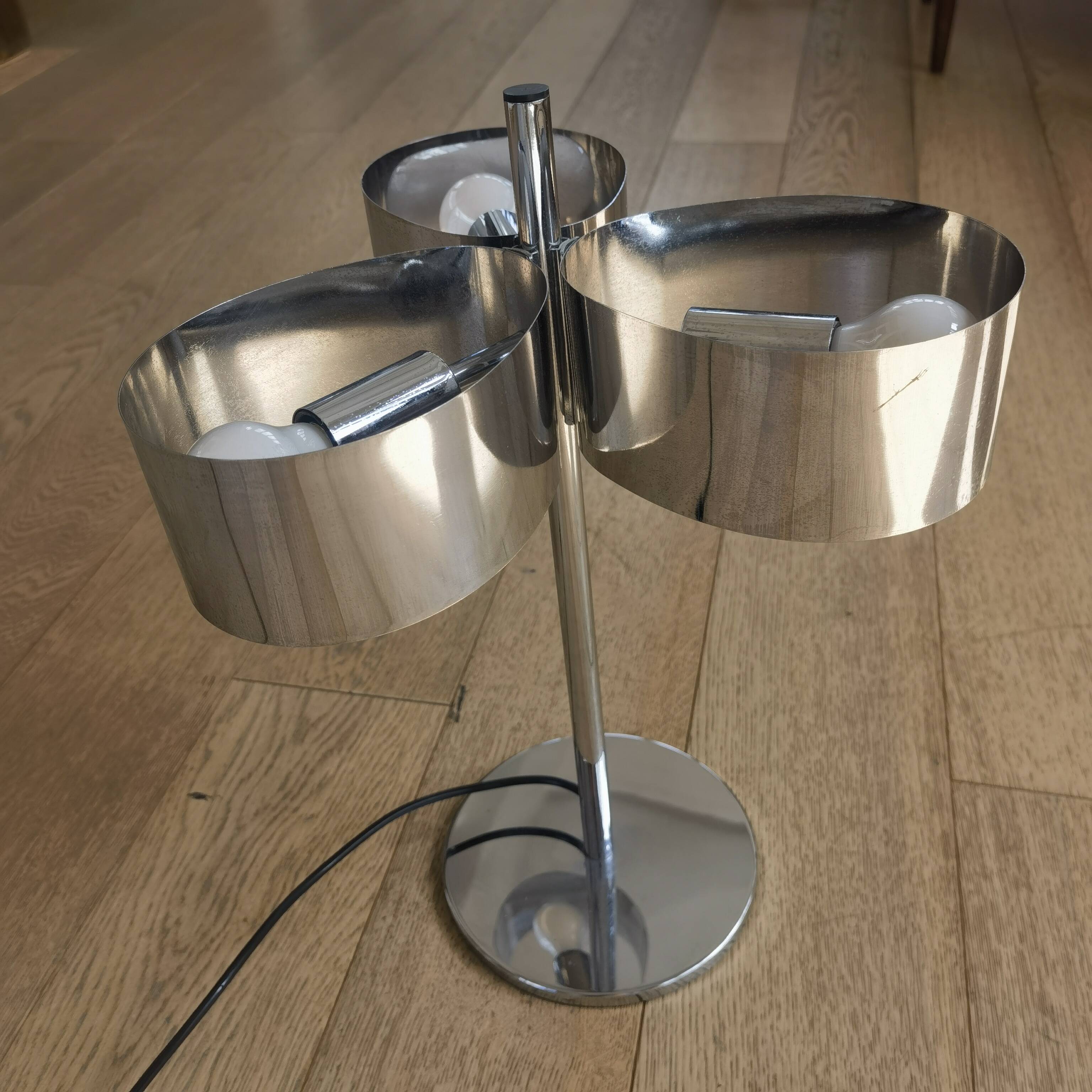 Chromed metal table lamp with 3 lights