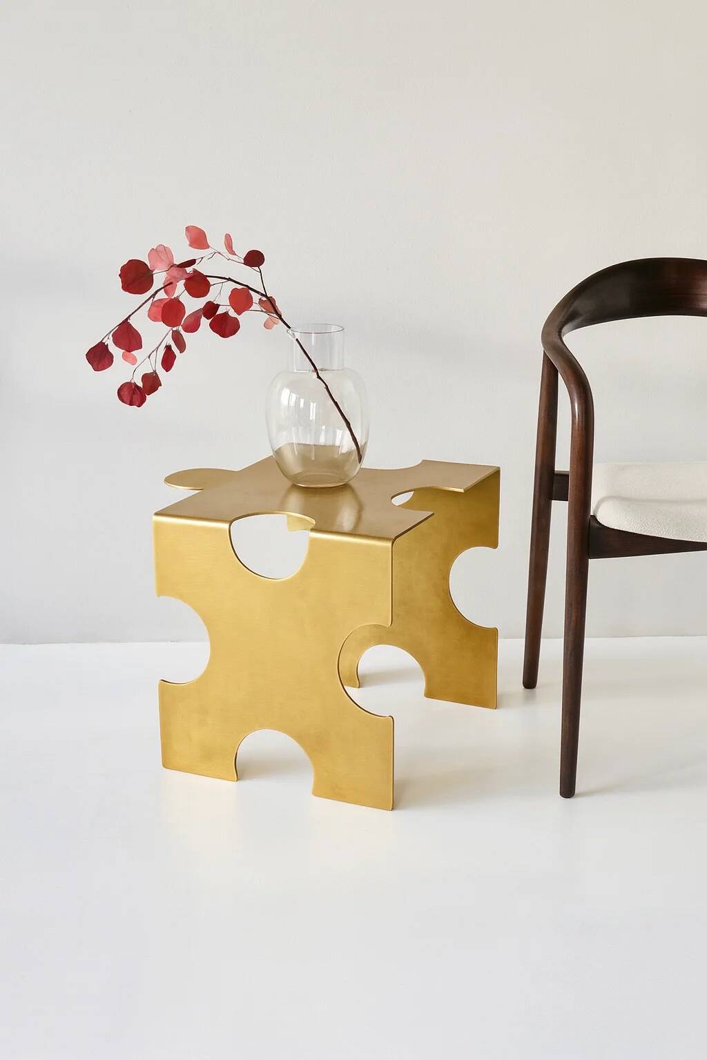 Table basse puzzle en laiton brossé – création sculpturale artisanale de Veliento