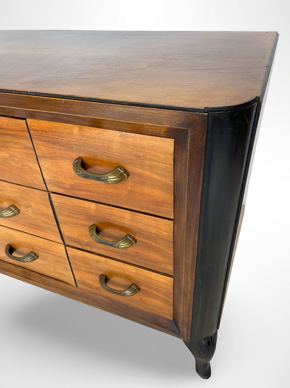 Elegant Italian chest of drawers, 1940s.