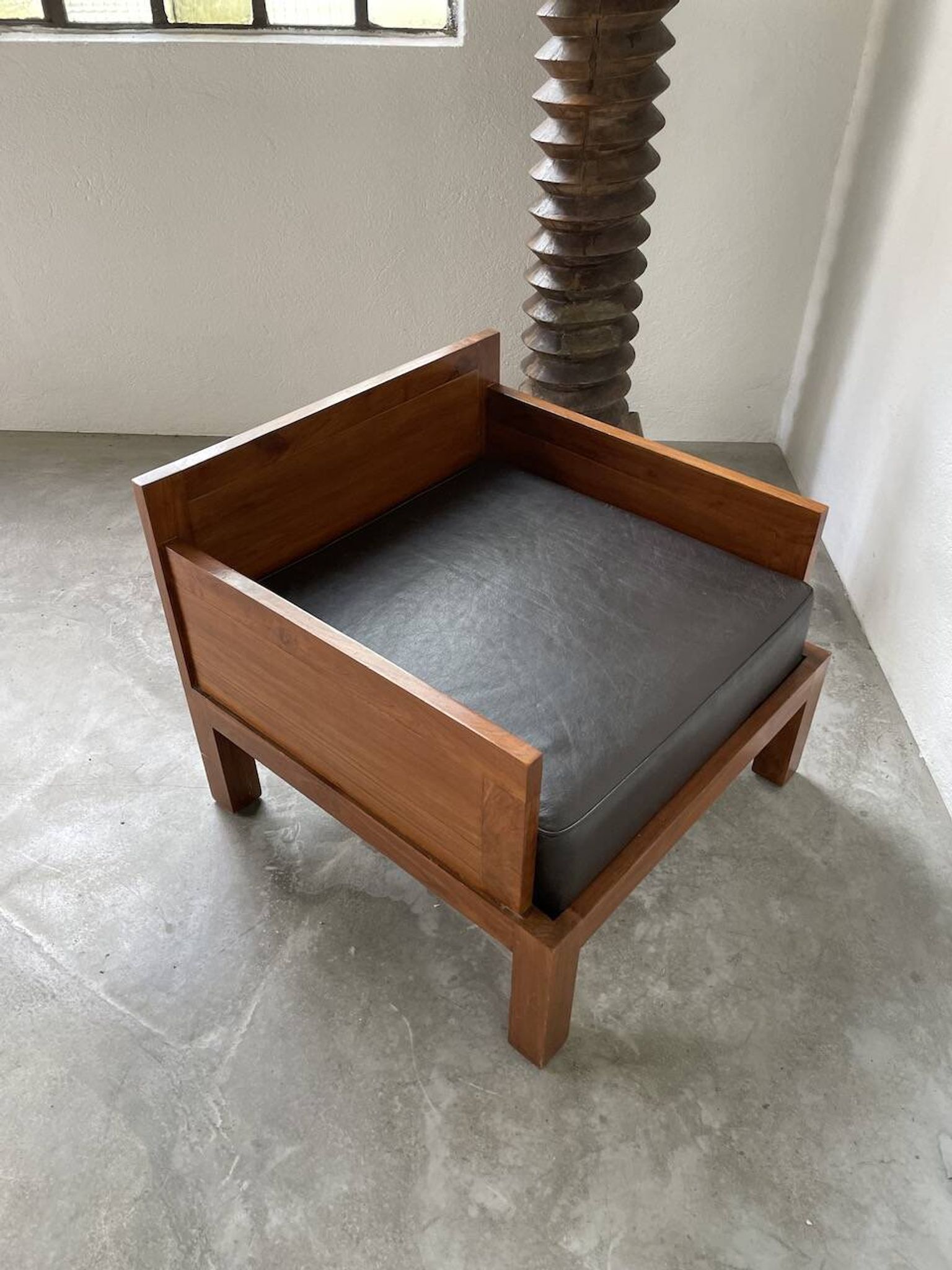 Fauteuil moderniste bois exotique et cuir