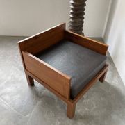 Fauteuil moderniste bois exotique et cuir