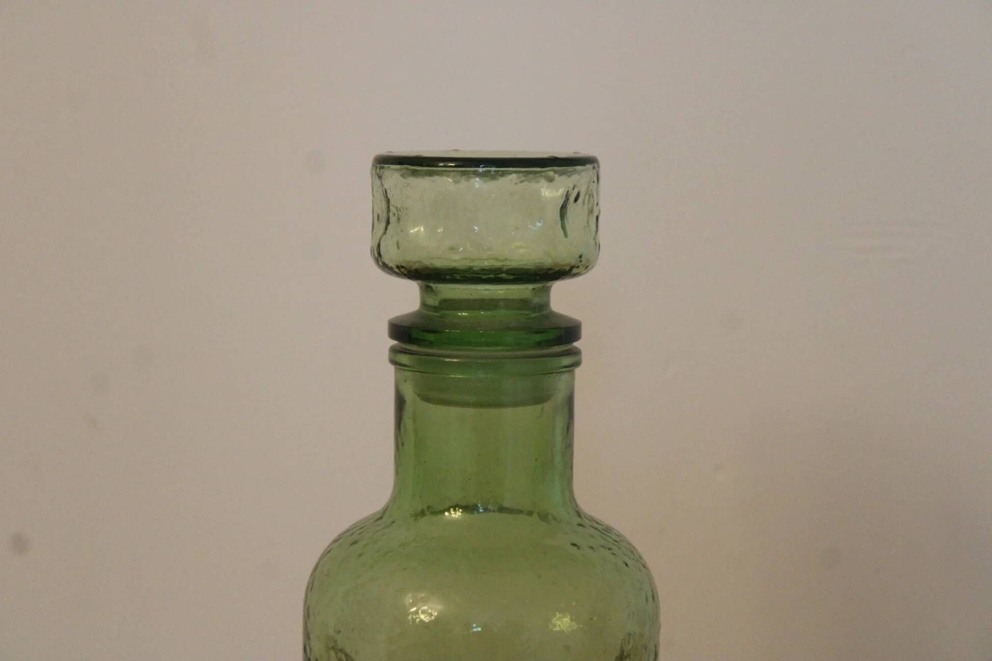 Carafe vintage en verre vert texturé avec bouchon assorti – H25 cm