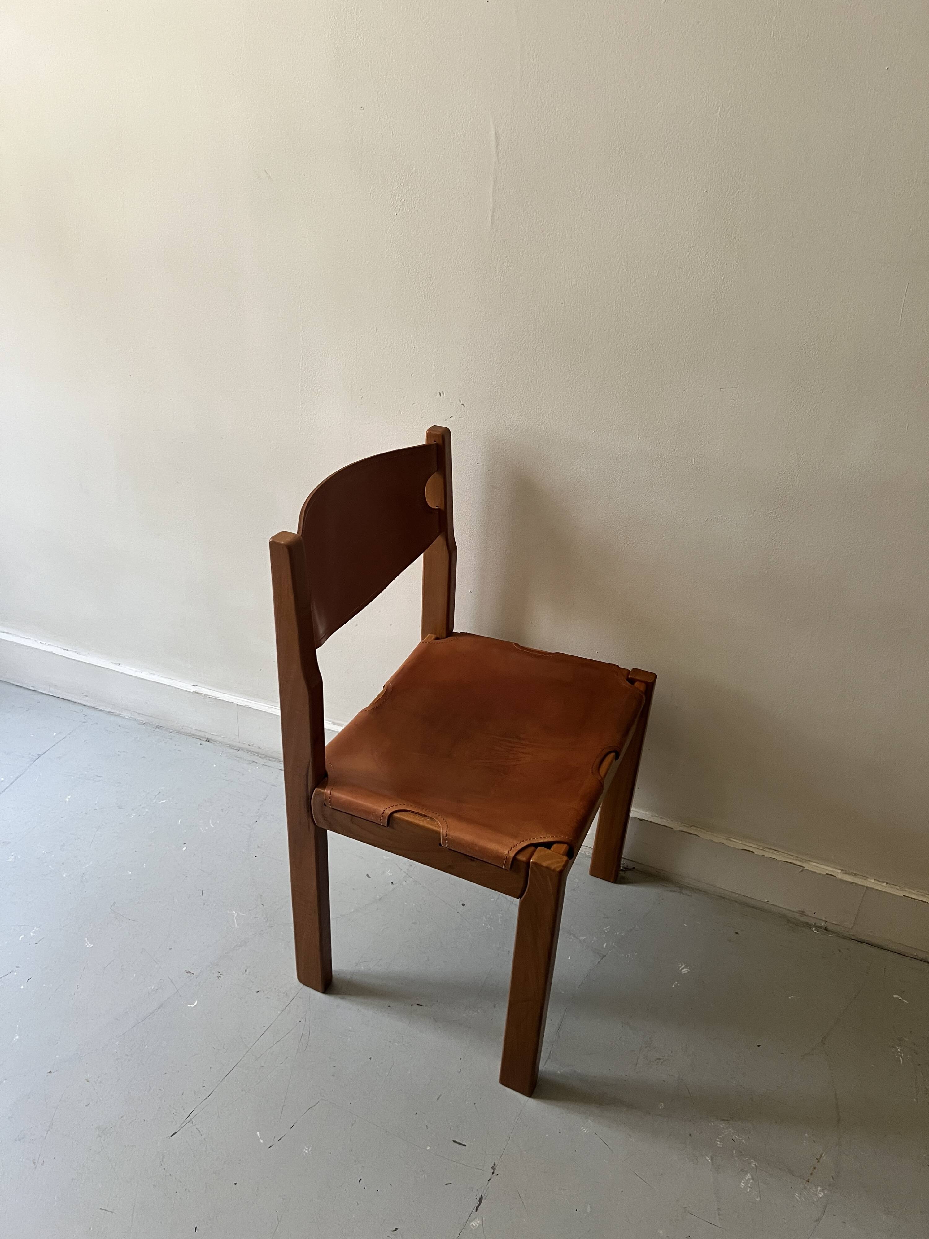 Chaise en bois d'orme et cuir camel Maison Regain, design France
