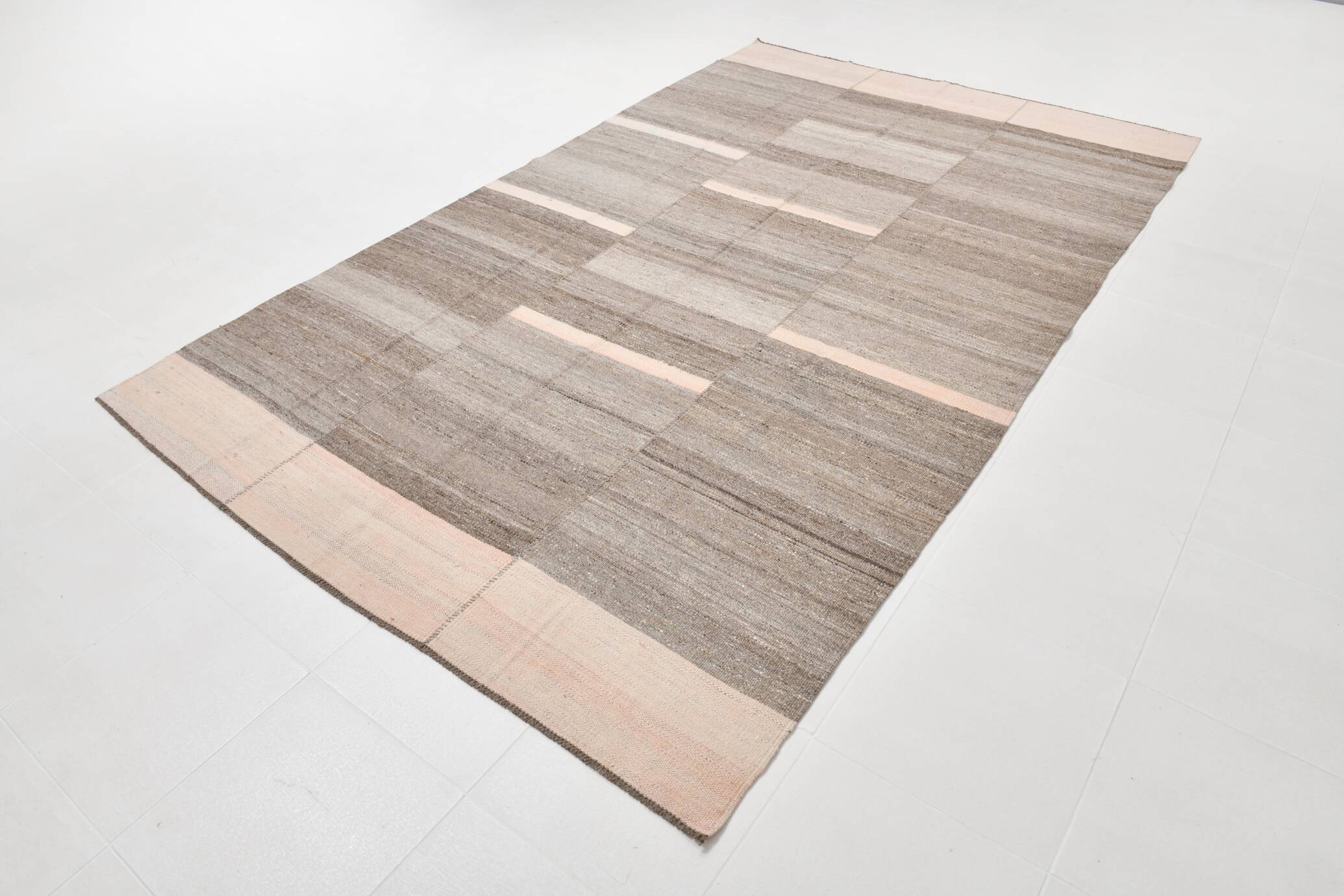 Tapis kilim vintage tons bruns et beige rosé, style minimal artisanal