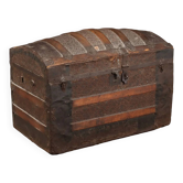 Ancient neo-Renaissance chest with Art Nouveau details in oak from the 1800s.