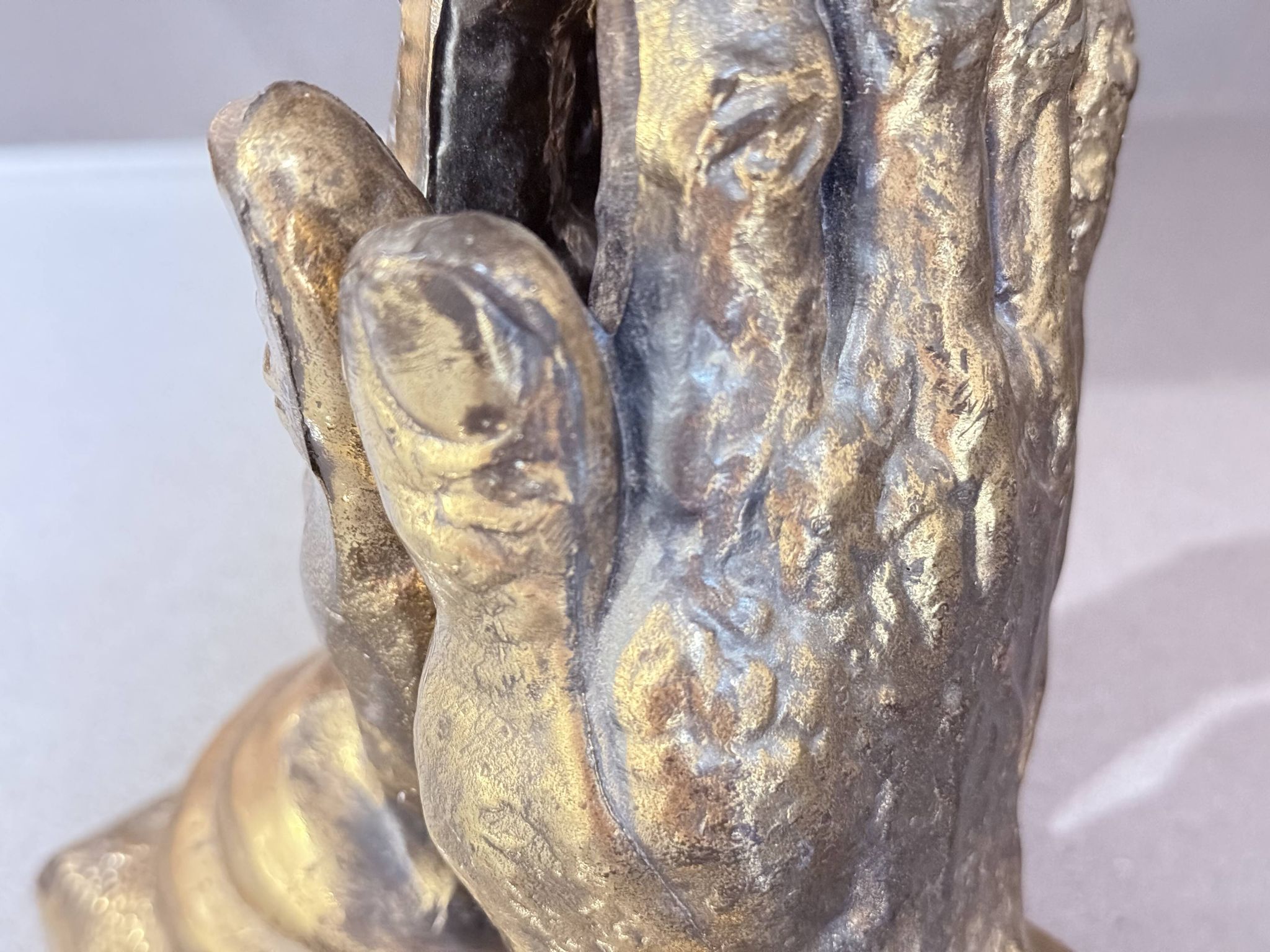 Paire de serre-livres vintage en bronze formant mains en prière dorées