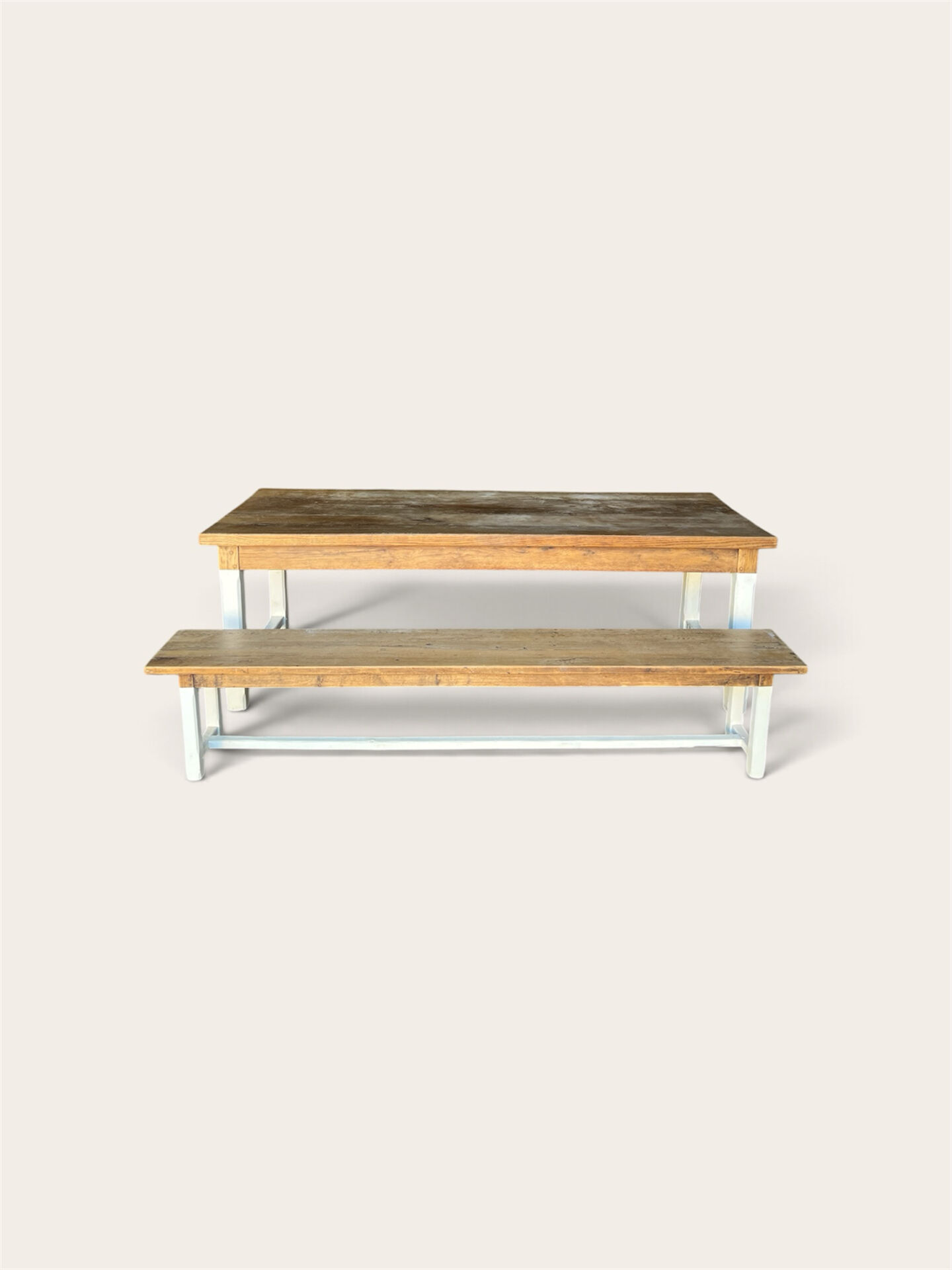 Farm table in solid oak - white patinated legs and its bench.