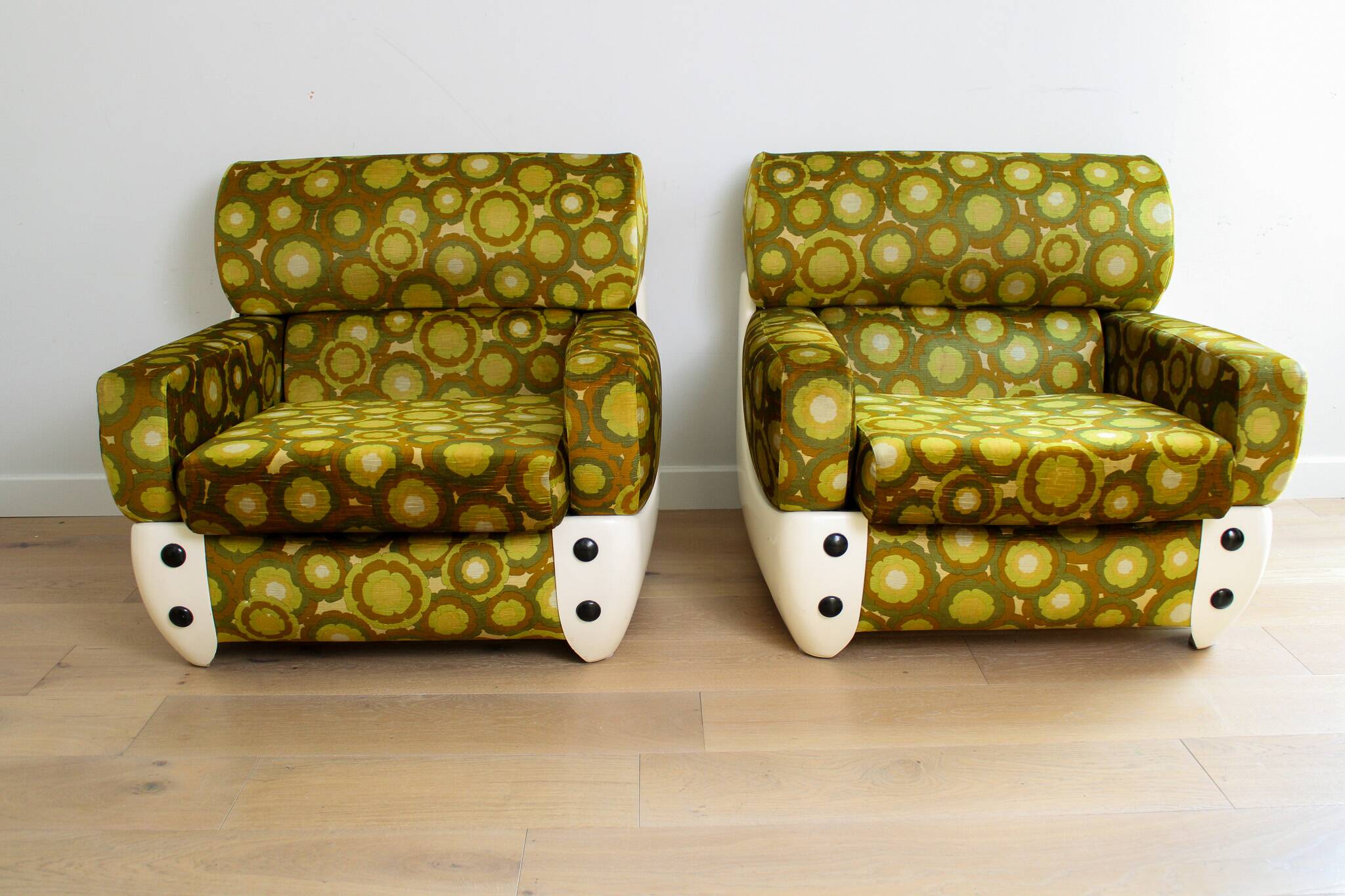 A pair of vintage mid-century modern arm chairs - Italy 1970s