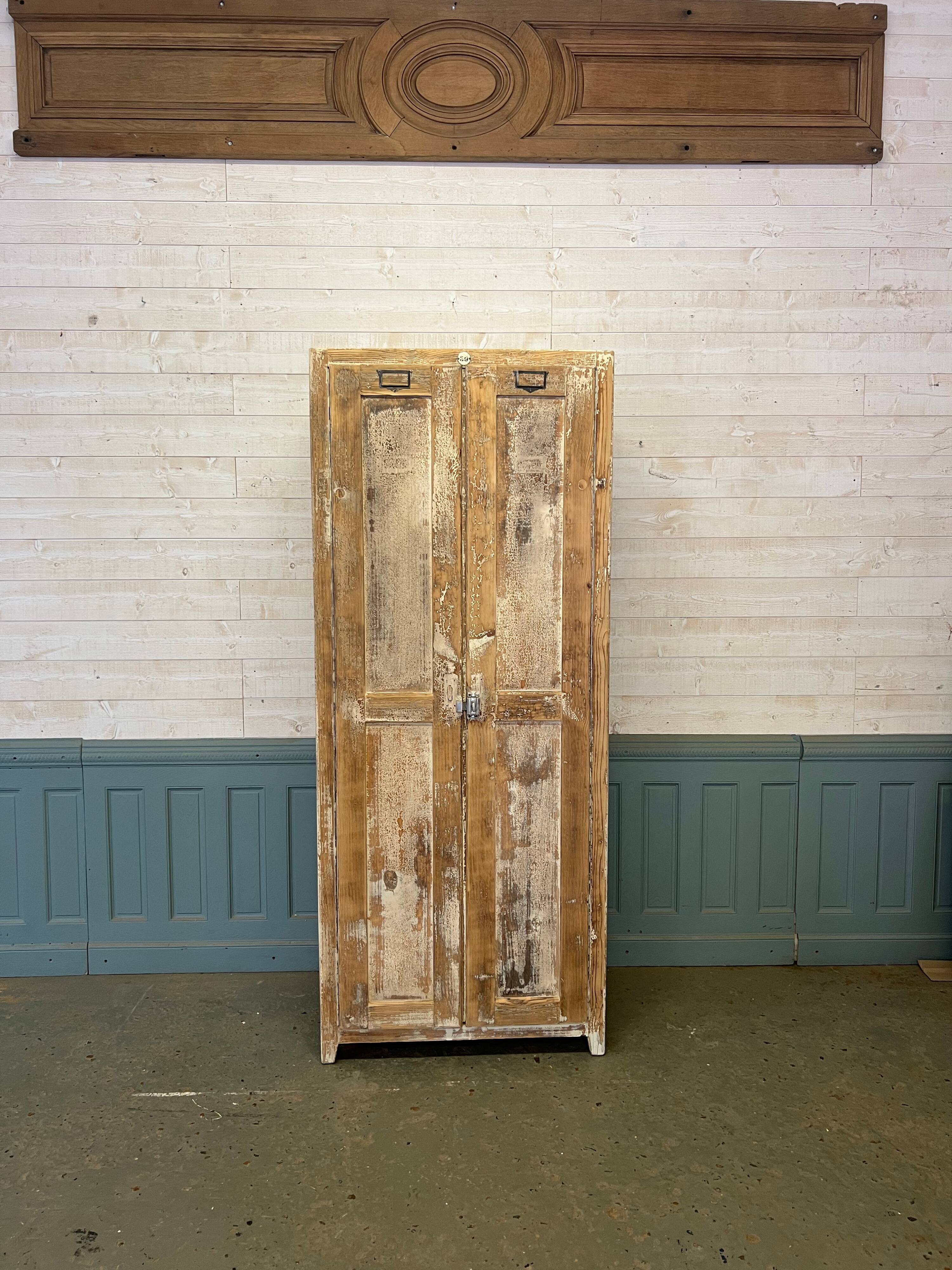 Antique patinated cloakroom