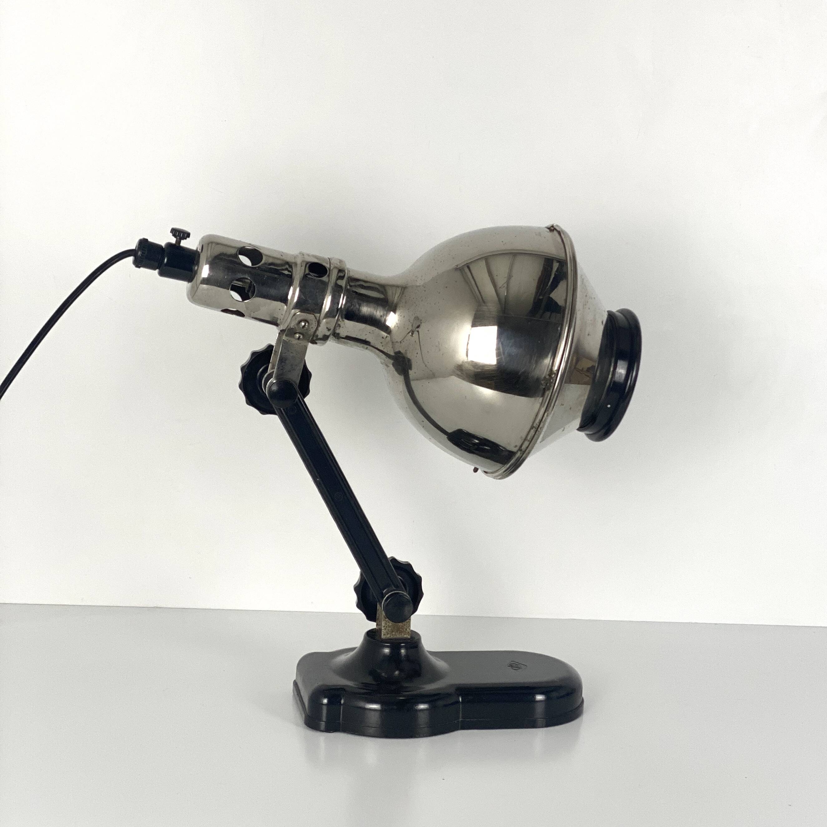 Directional articulated lamp in nickel-plated chrome and black bakelite, with cast iron counterweight.
