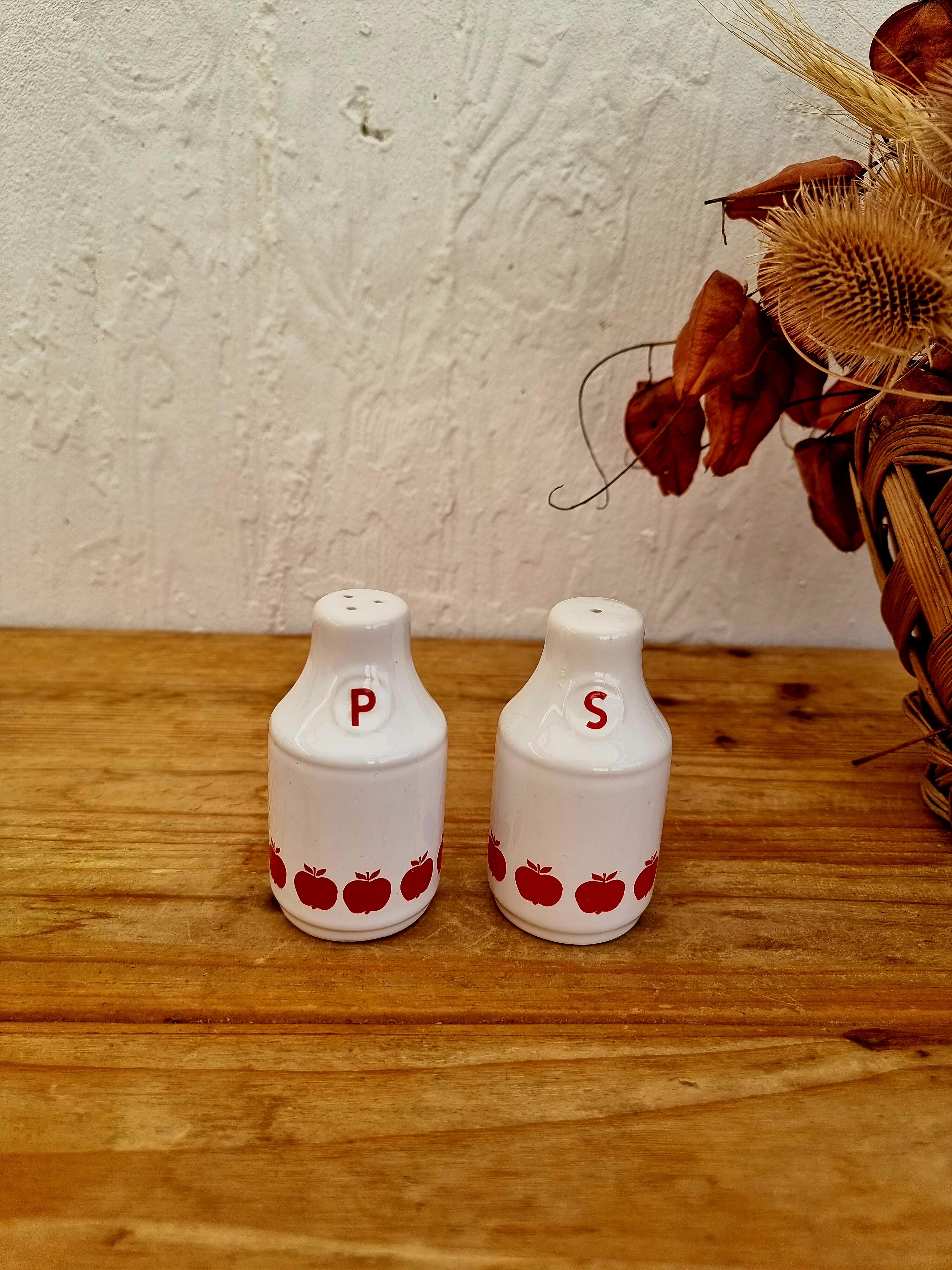Apple-pattern condiment set