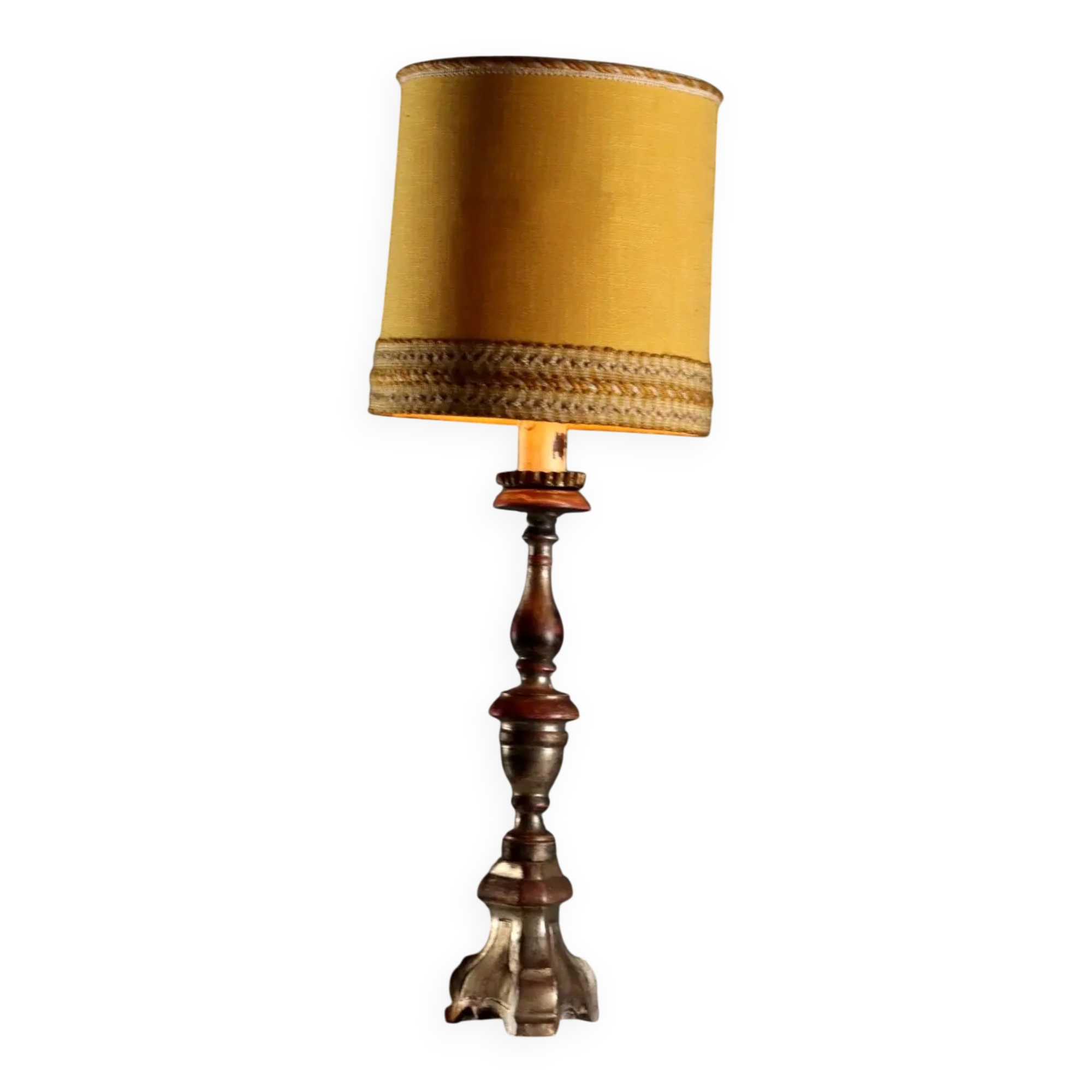 Lampe ancienne en bois sculpté doré et tissu, XXe siècle