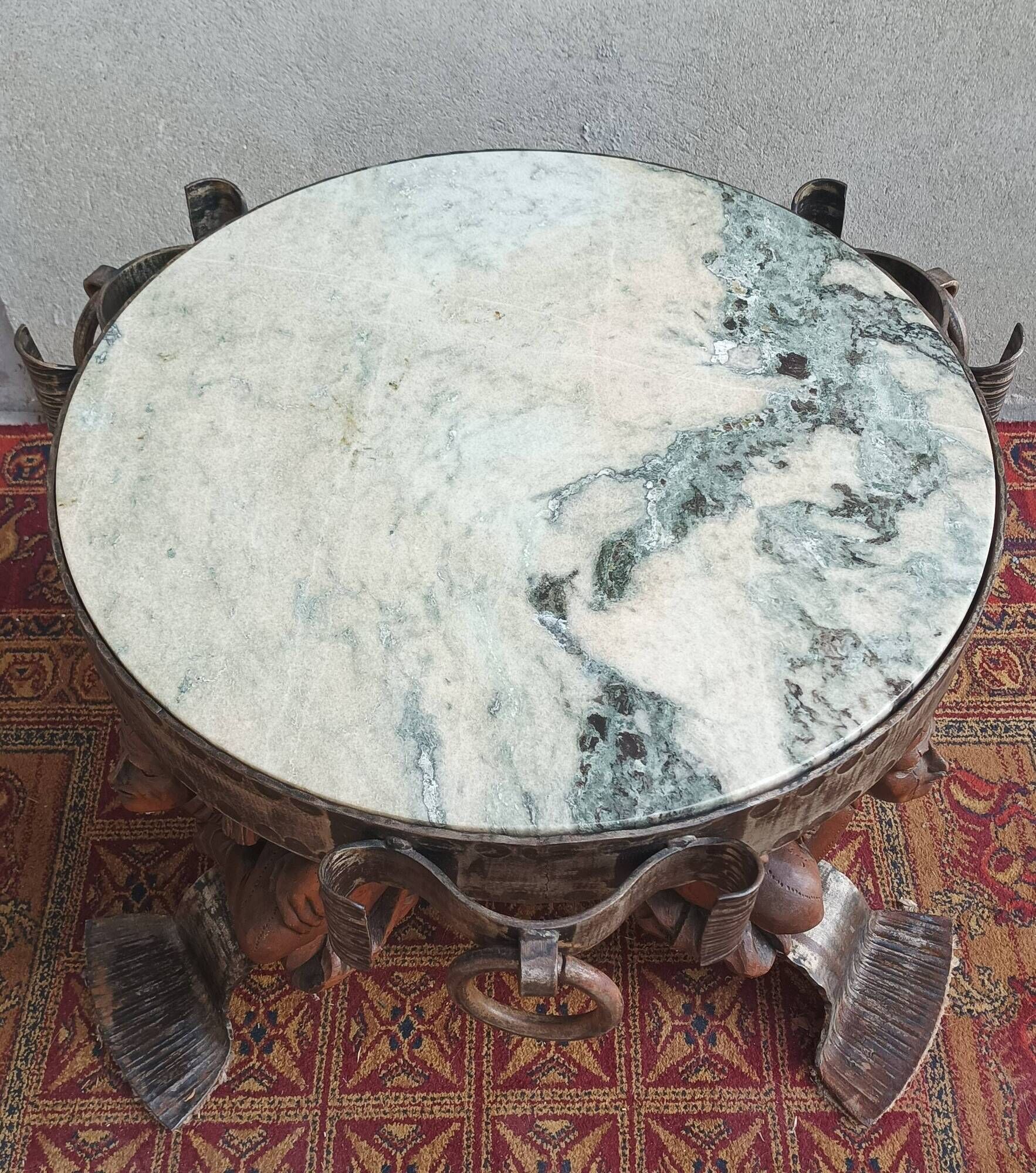 Jean-Maurice Rothschild (1902-1998) Table basse bois sculpté fer forgé et marbre