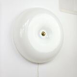 Grande applique murale italienne moderne du milieu du siècle en plexiglas et laiton