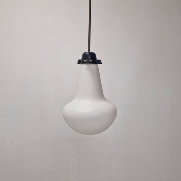 Suspension Mid-Century en verre opale et laiton, Italie années 1960.