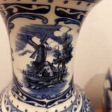 Potiche et ses deux vases bleu delfts