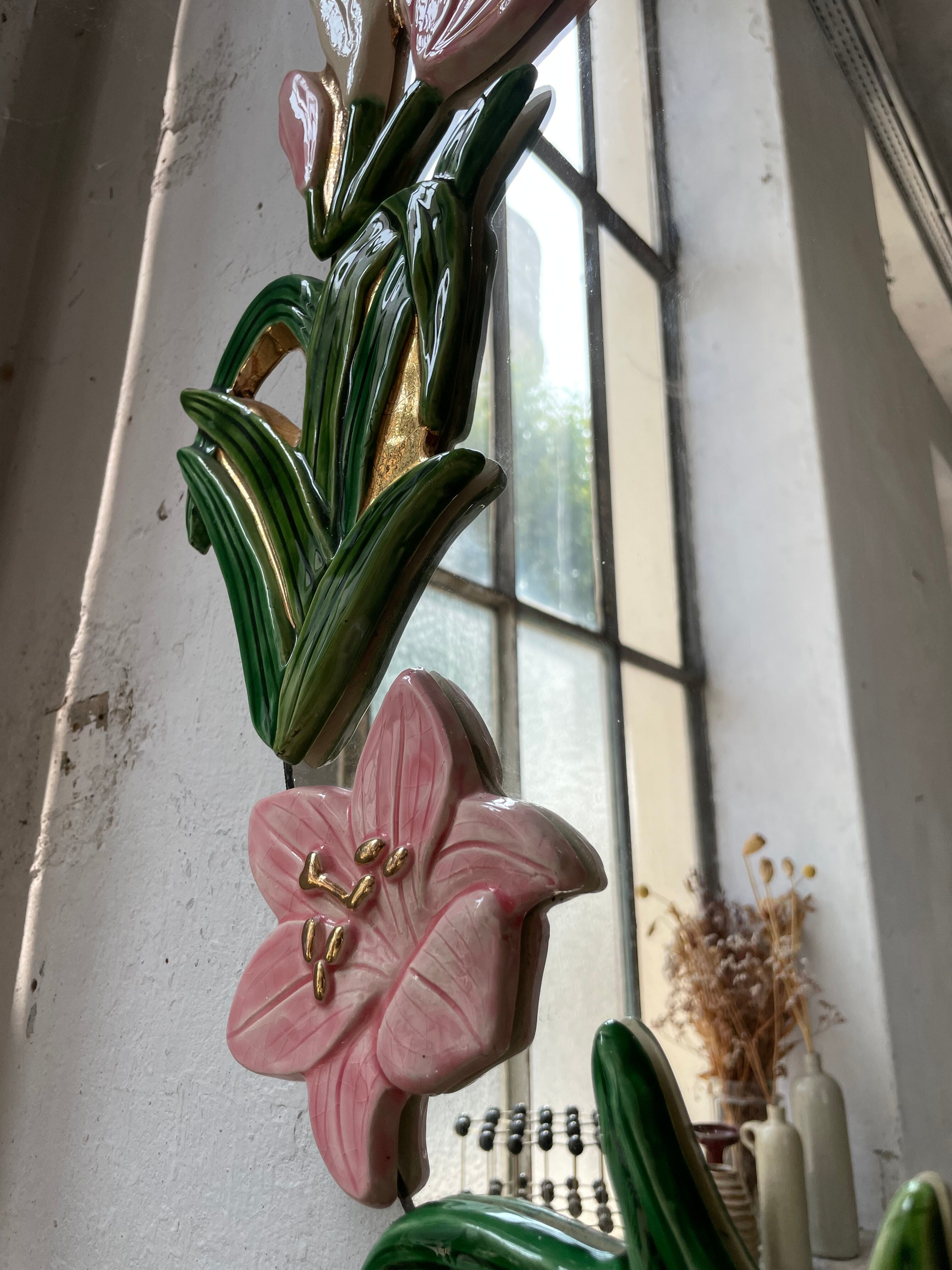 Oval ceramic mirror with flowers