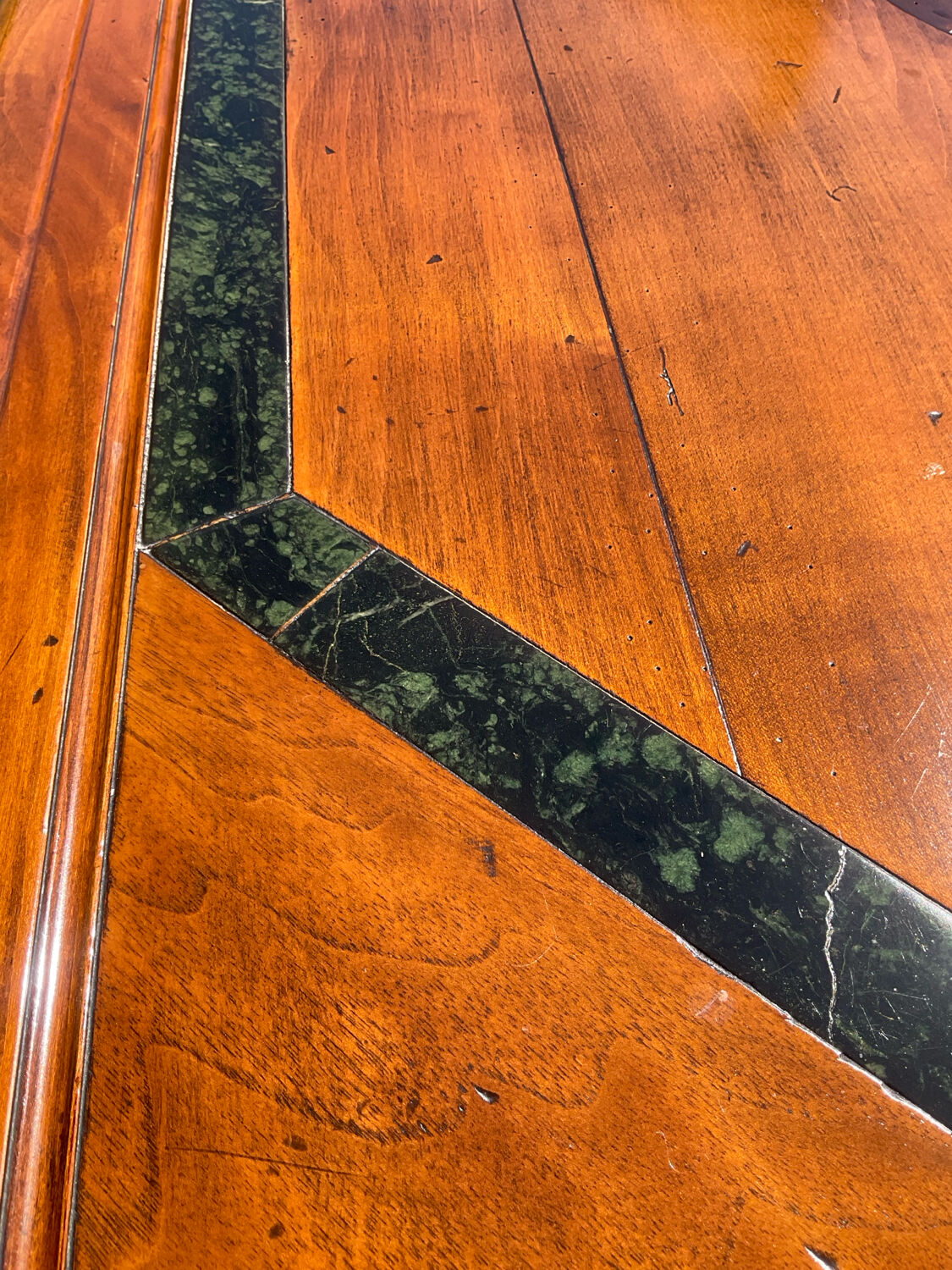 Tale basse vintage en bois massif et marqueterie de marbre