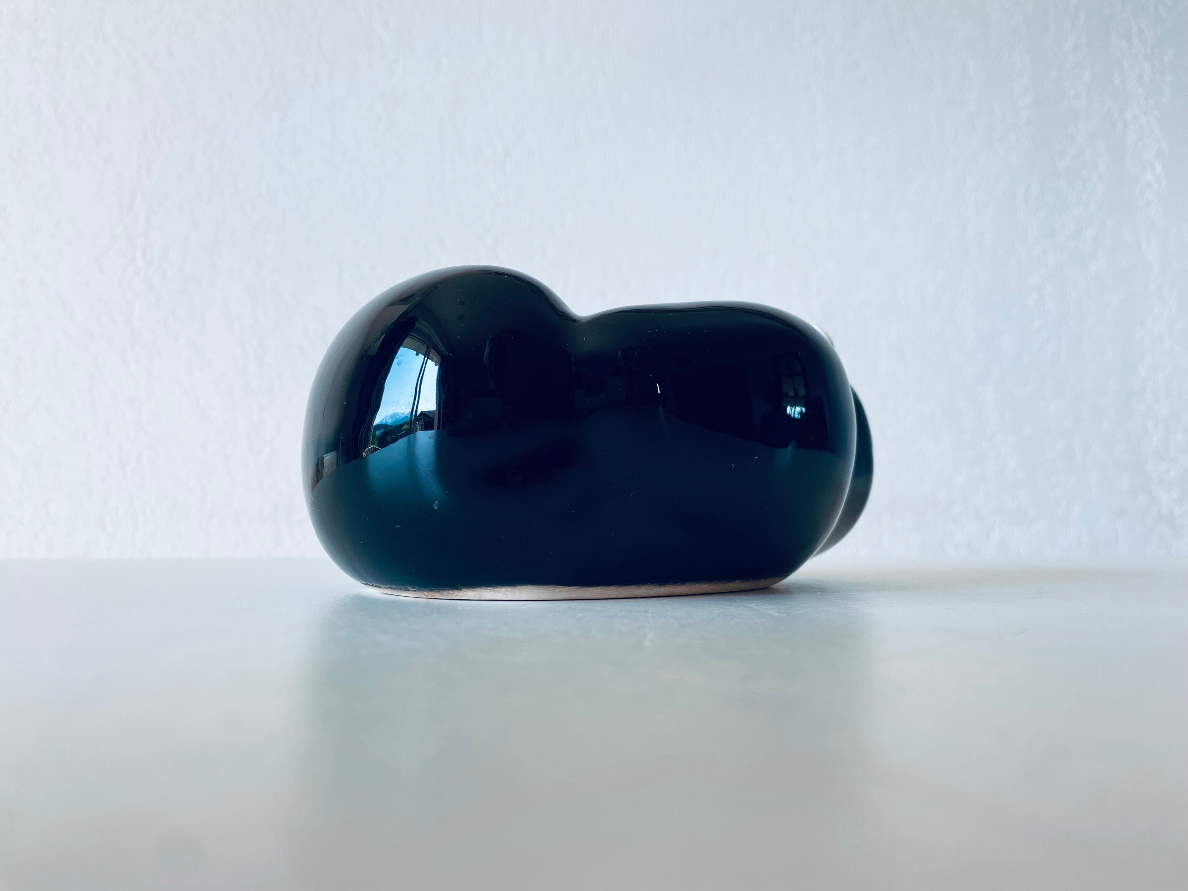 Empty pocket ceramic boxing glove