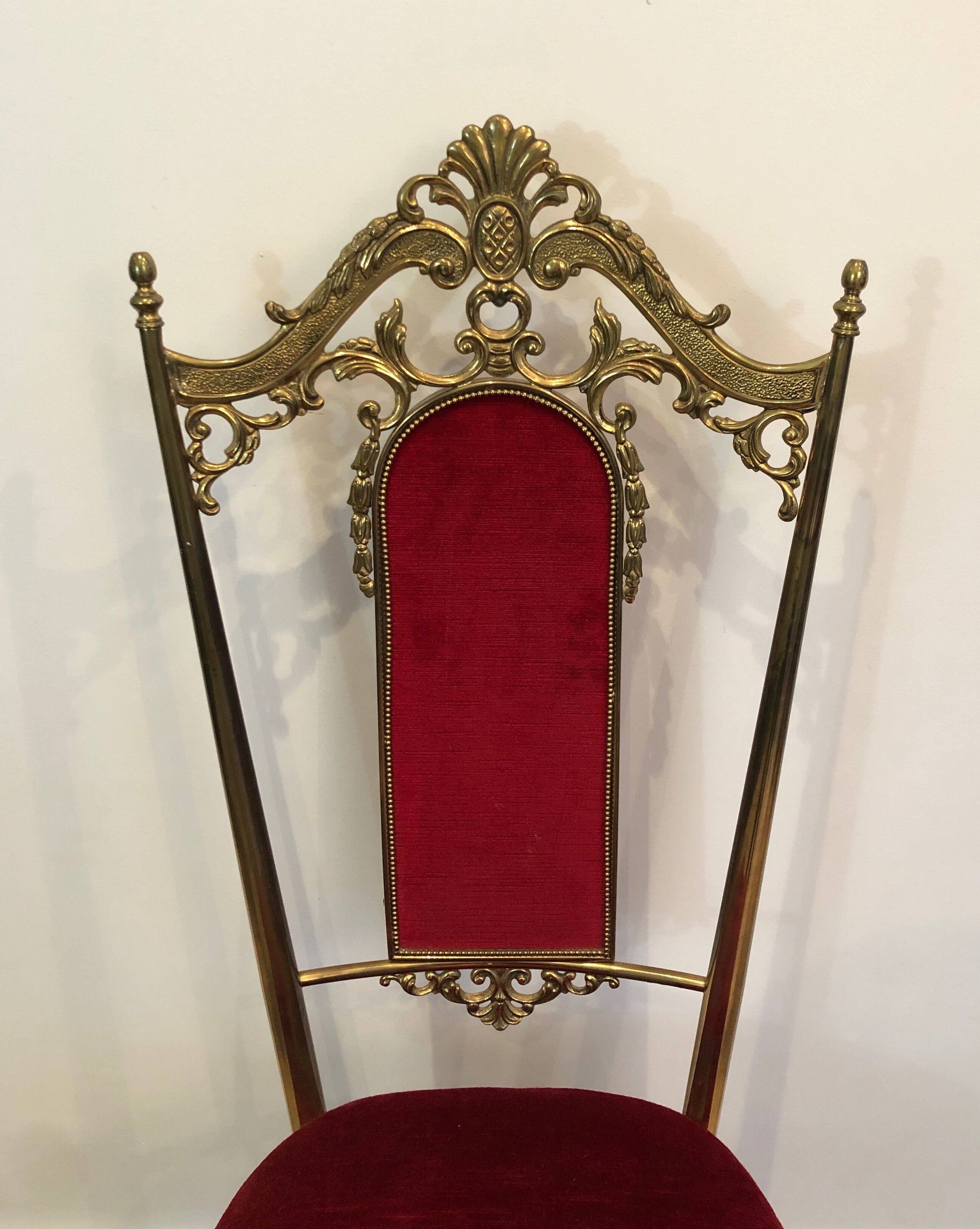 Suite de 4 chaises en laiton et velours rouge