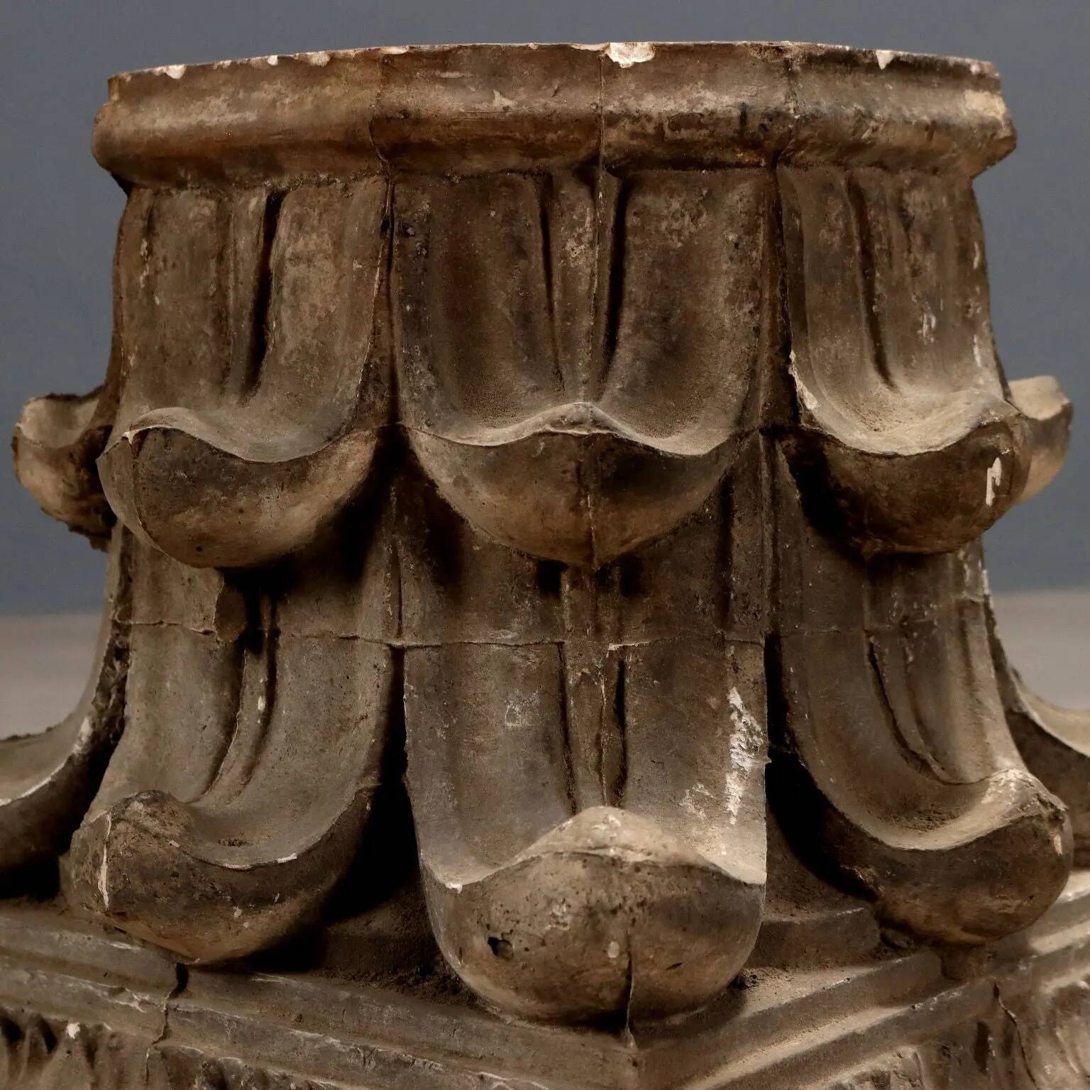 Ancient plaster capital decorated with acanthus leaves, 19th century.