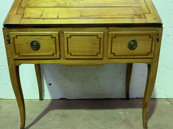Bureau de pente de style Louis XV en merisier massif XIX siècle