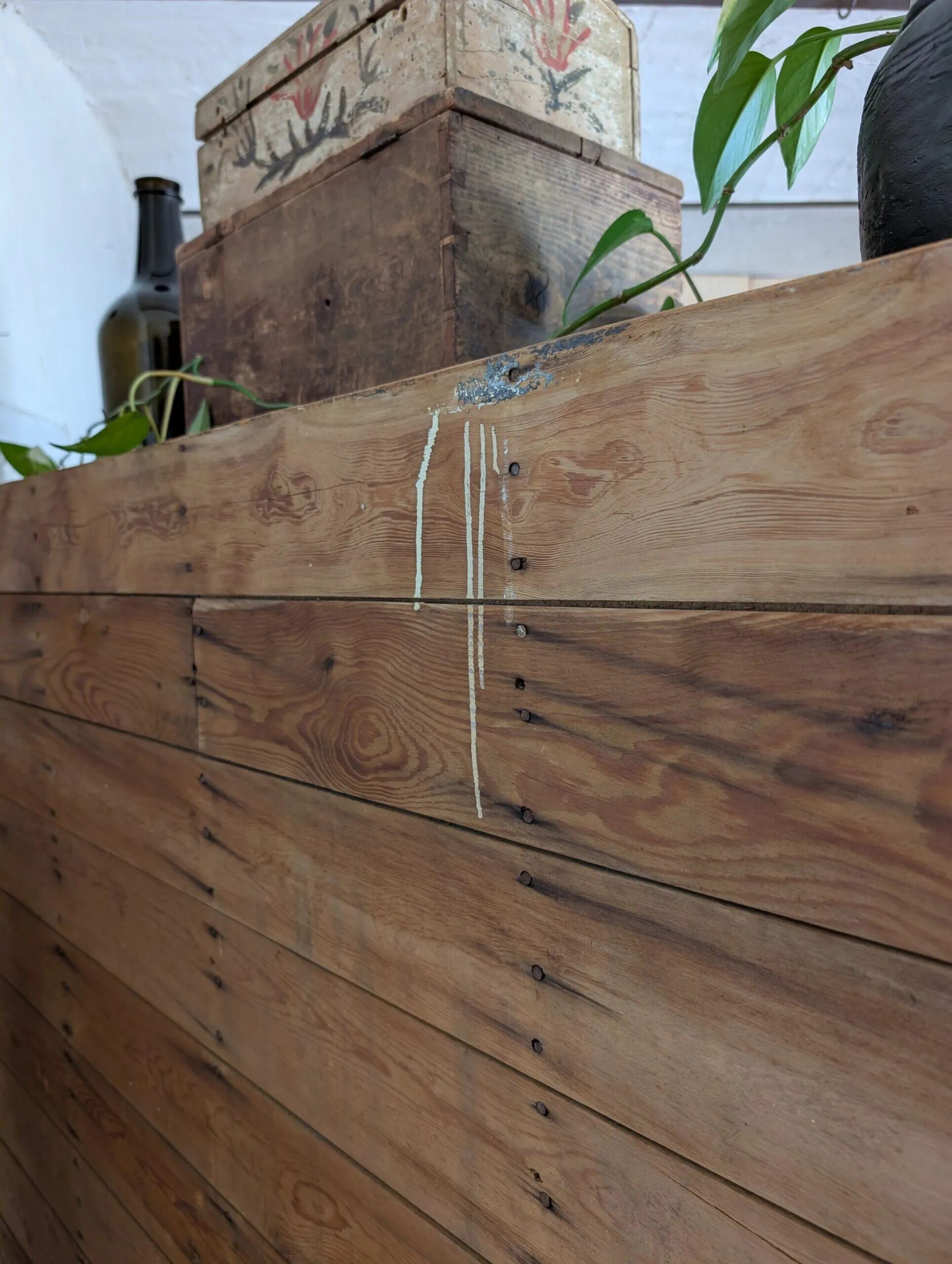 Ancien meuble à casiers en pin – 24 compartiments