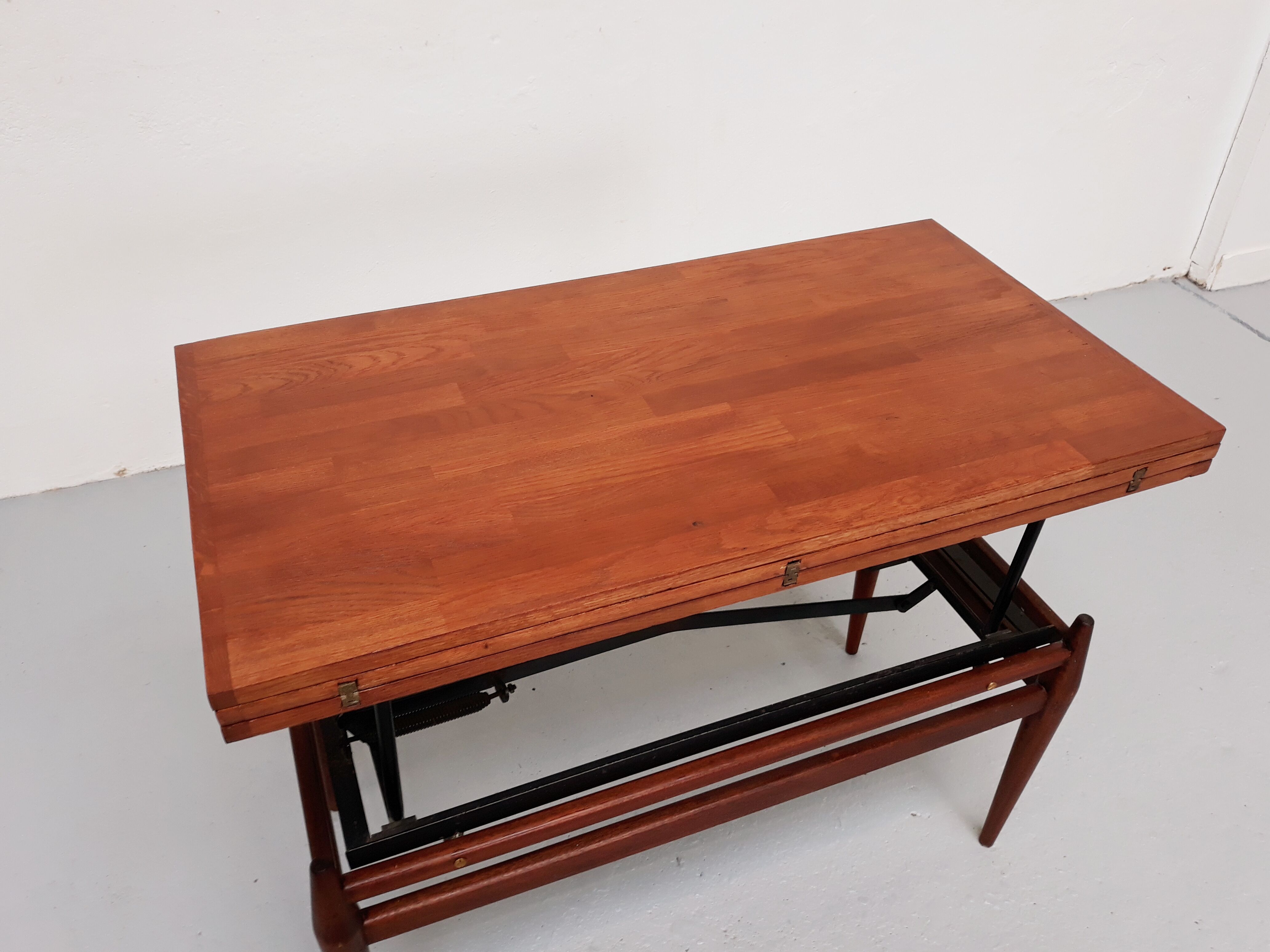 Flexible scandinavian vintage coffee table