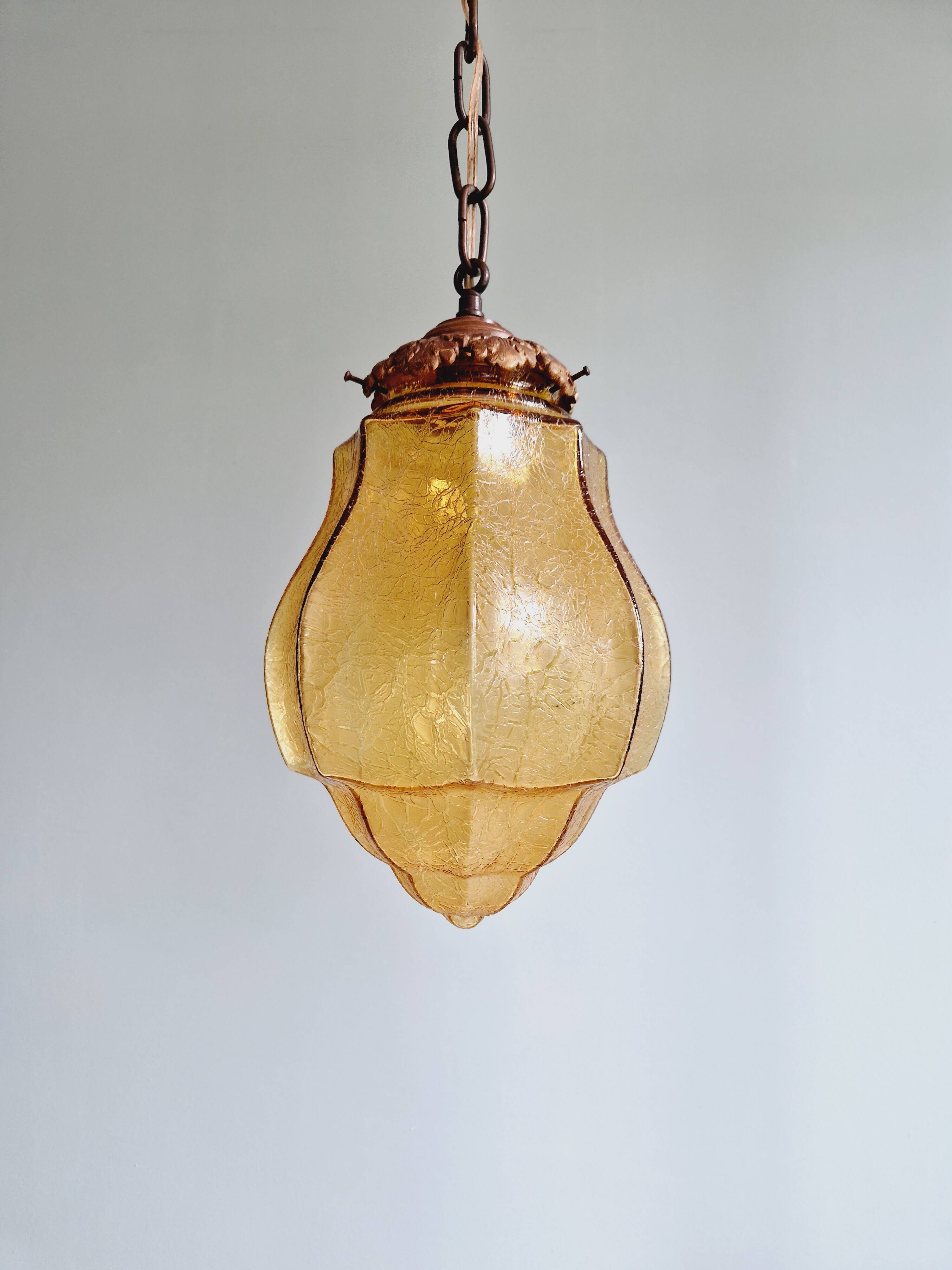 Suspension Art Déco en verre craquelé ambre, années 1920-30