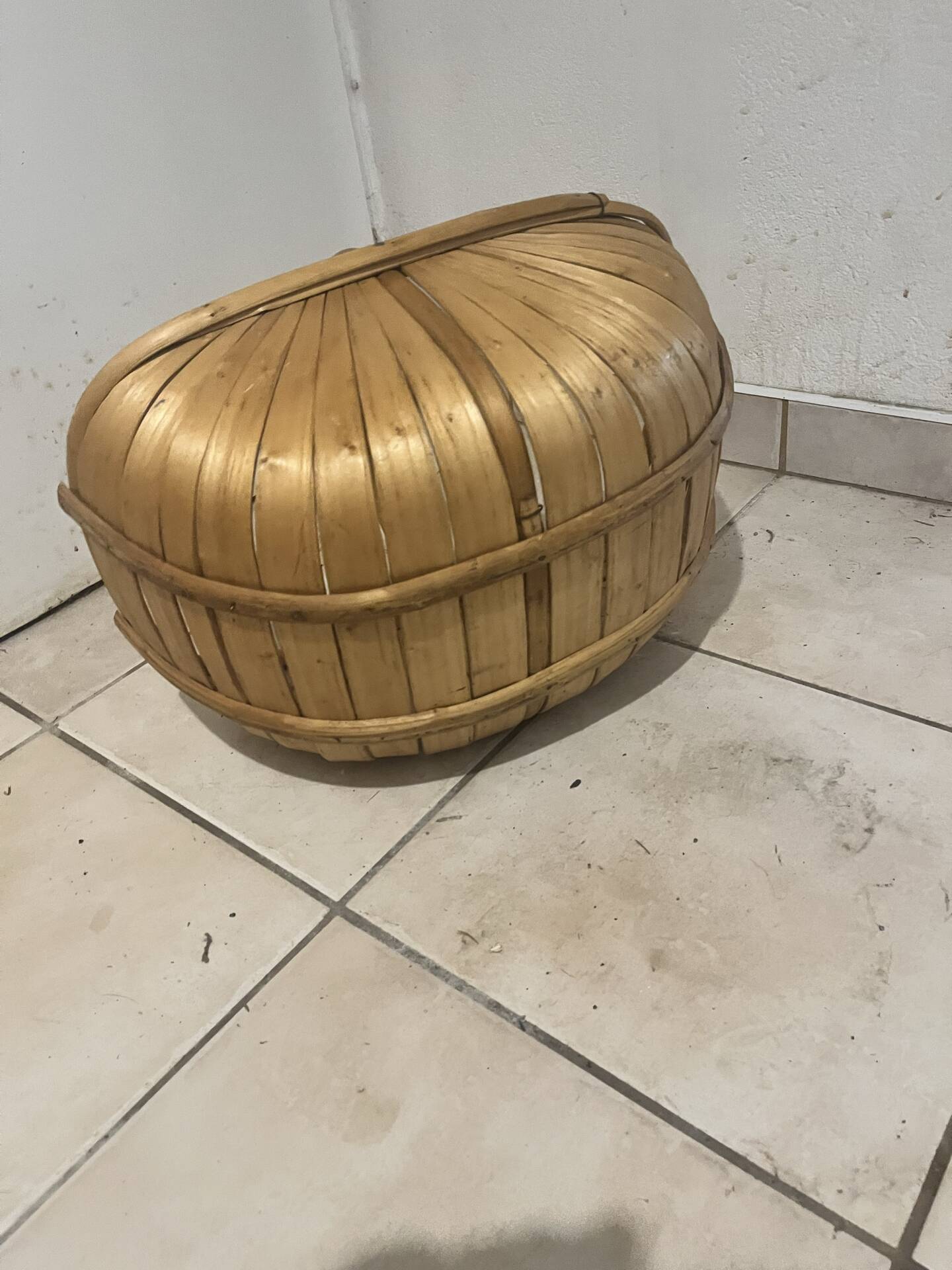 Vintage curved wooden picnic basket with double lid — Style