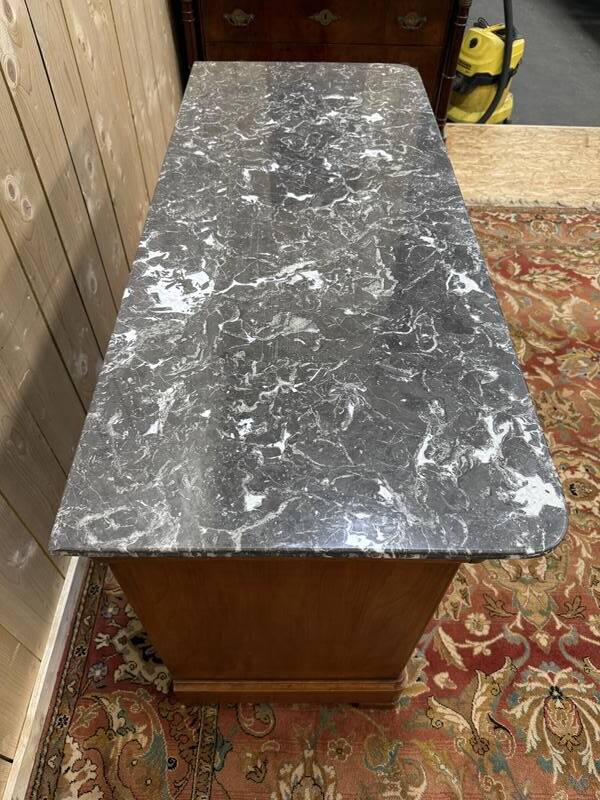 Commode de style Louis Philippe en merisier et marbre gris veiné