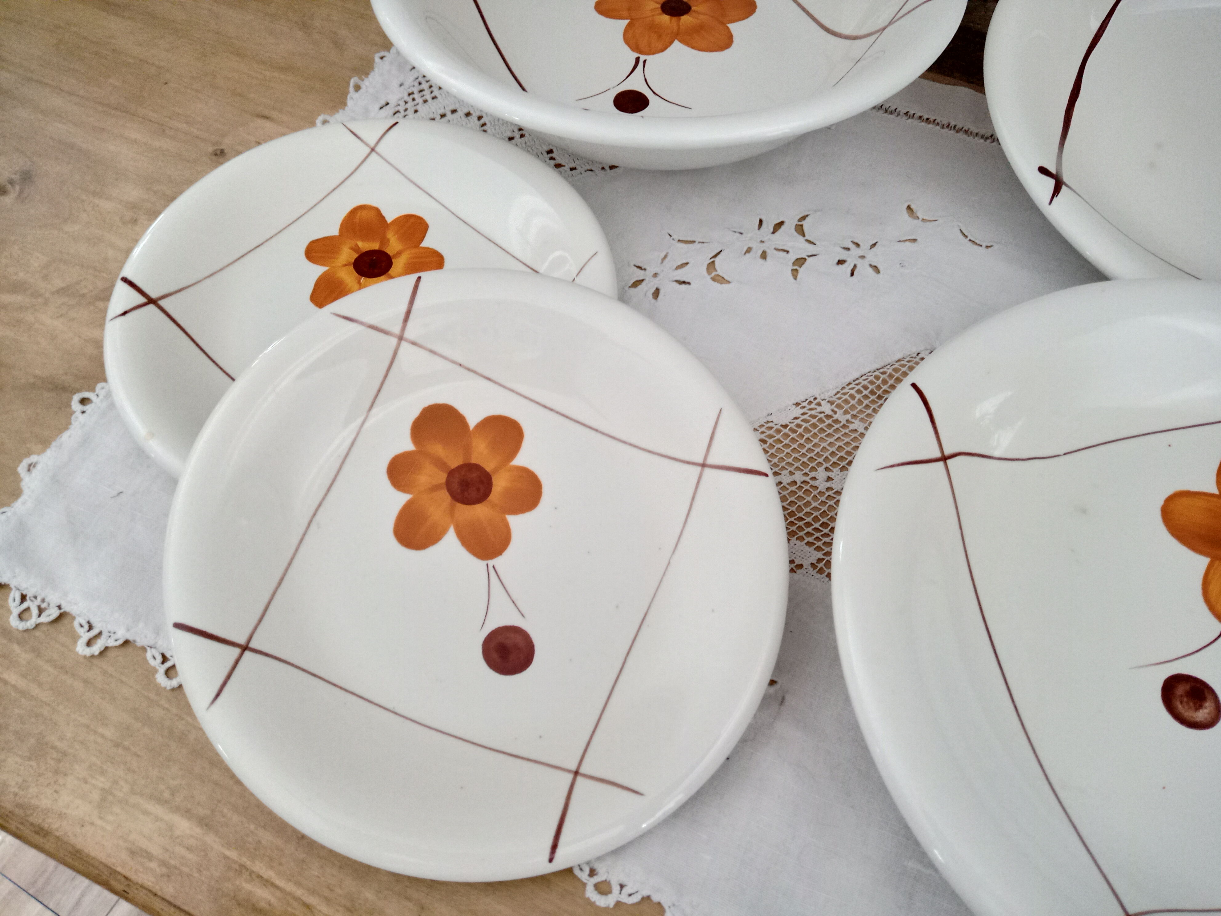 Set of vintage Italian dishes in ecru ceramic with daisy decoration "PRIMULA Made in Italy"