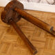 Tabouret tripode en bois massif