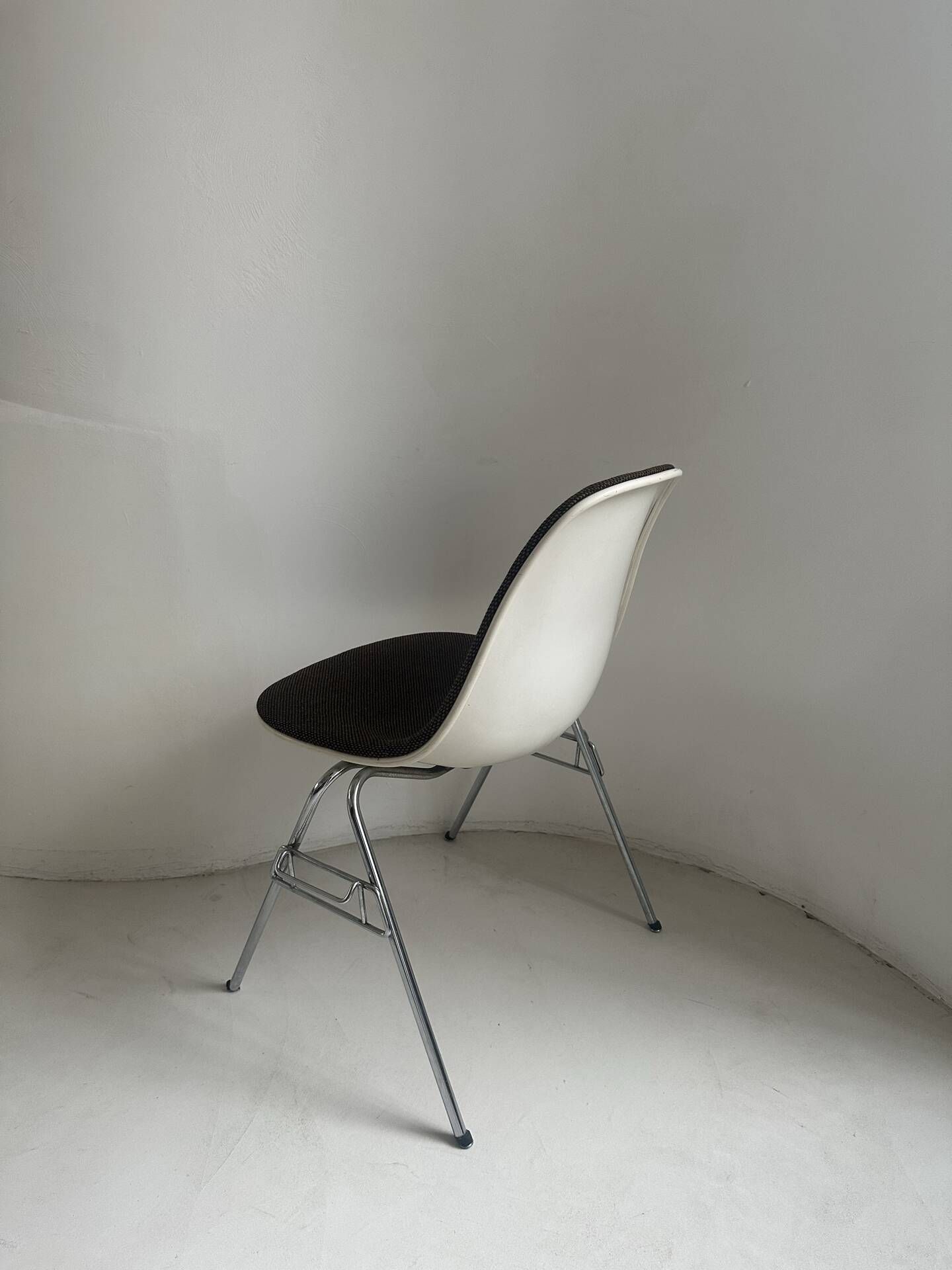 Set of 4 DSS chairs by Herman Miller