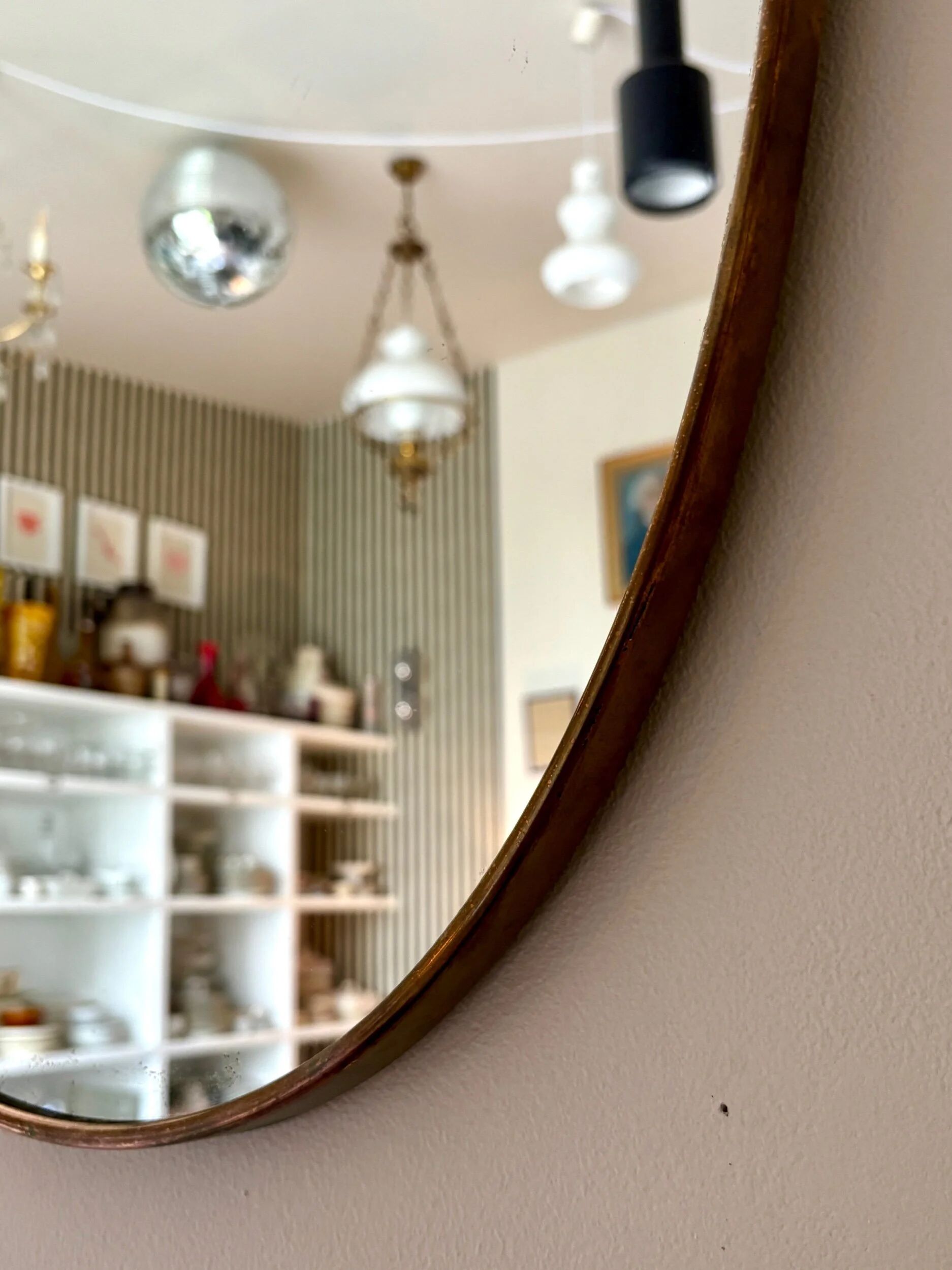 Miroir "écusson" avec cadre en métal doré 86 x 50 cm