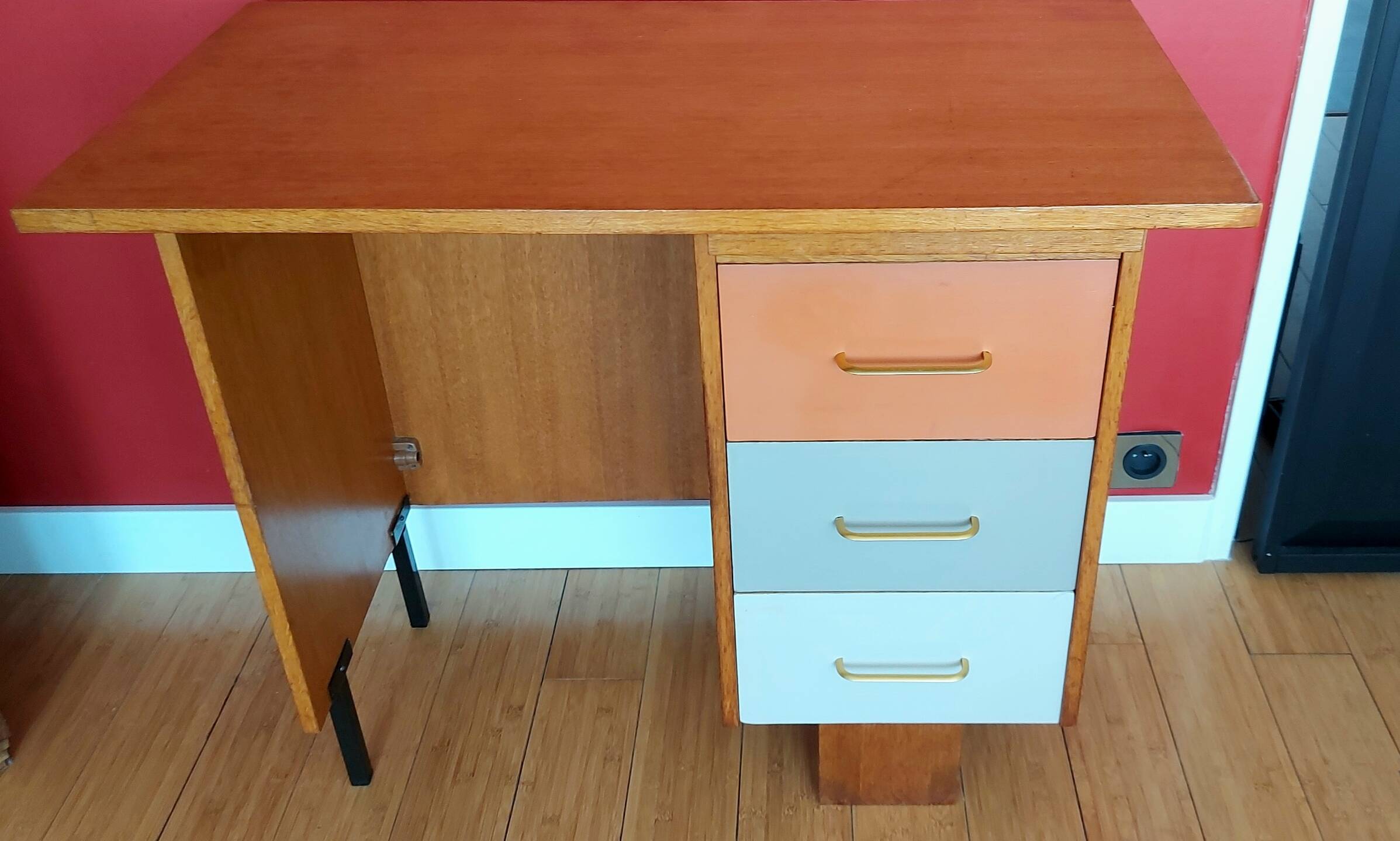 Restored vintage desk + matching chair 89 x 50 x 76 cm